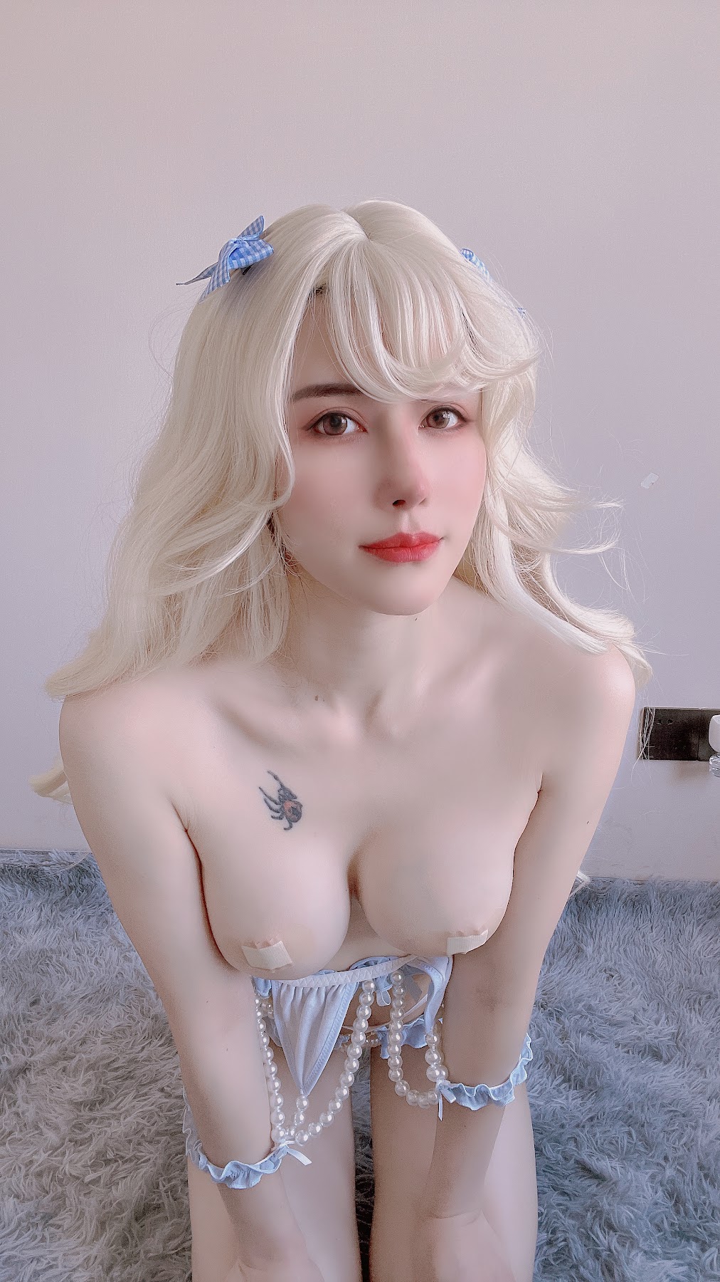 Coser@鹿八岁 – 金发可爱女孩 - P34