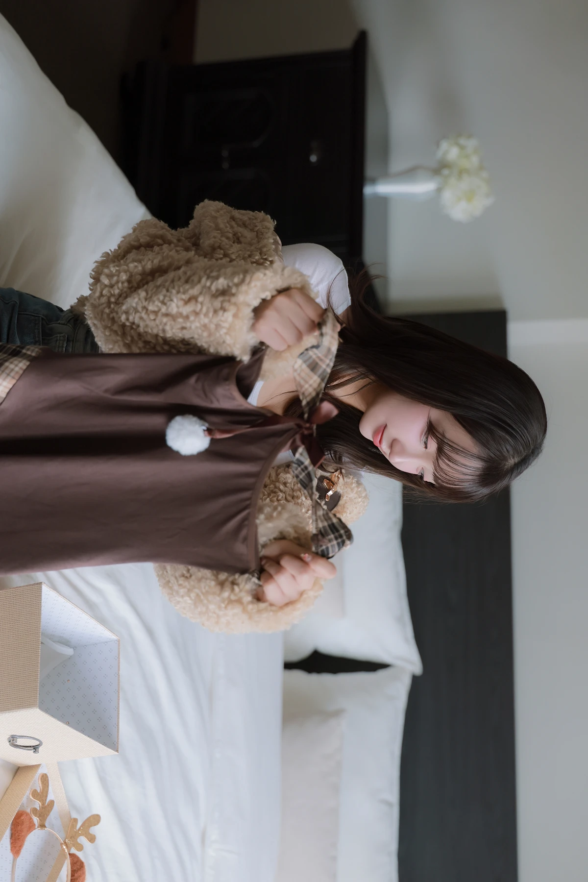 Son Yeeun 손예은, Photobook 「2025 X-Mas Offline」 Set.01 - P20