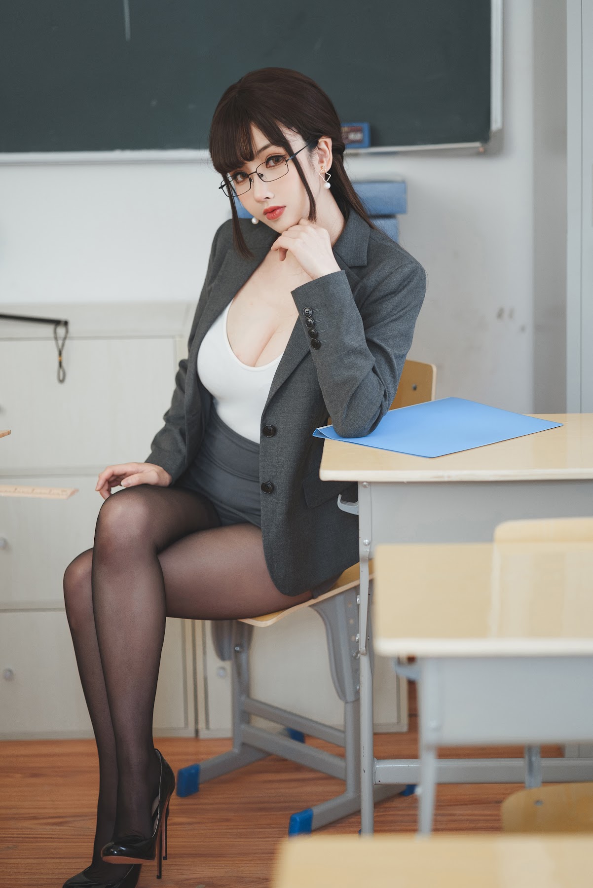Coser@rioko凉凉子 Vol.086 《年上の韵》奇怪的老师 - P1