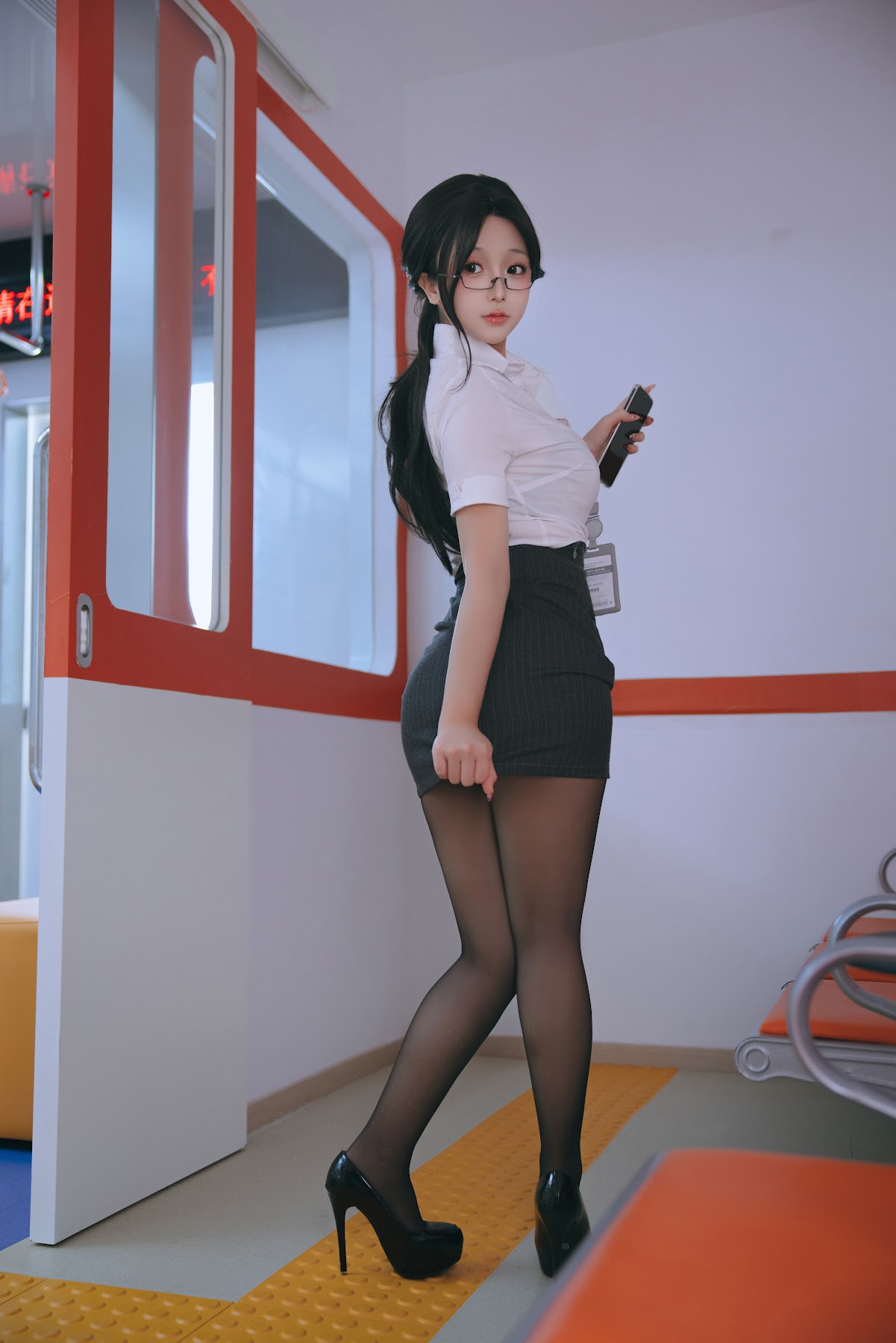 Coser@日奈娇 – 地铁OL - P2