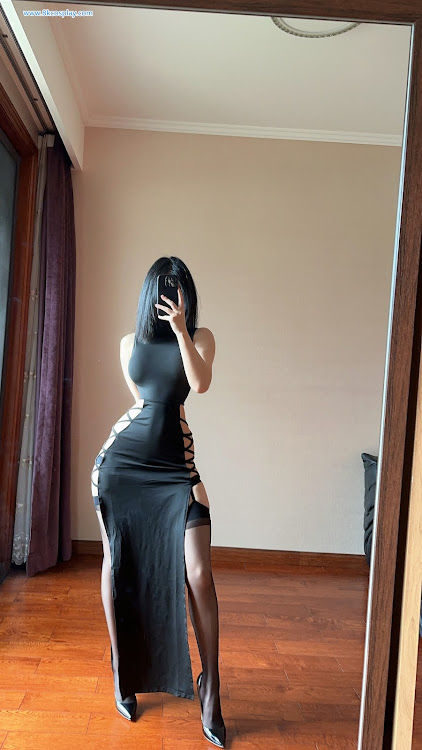 俏妞qiaoniuTT – 国风黑丝开叉旗袍 Sexy Black Qi Pao
