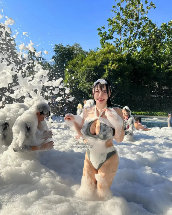 JANiE 泥泥 – 北捷手扶梯驚現爆乳妹「超大尺寸」緩緩上升，男性旅客塞爆「泥泥學姐大膽自拍」 - P121