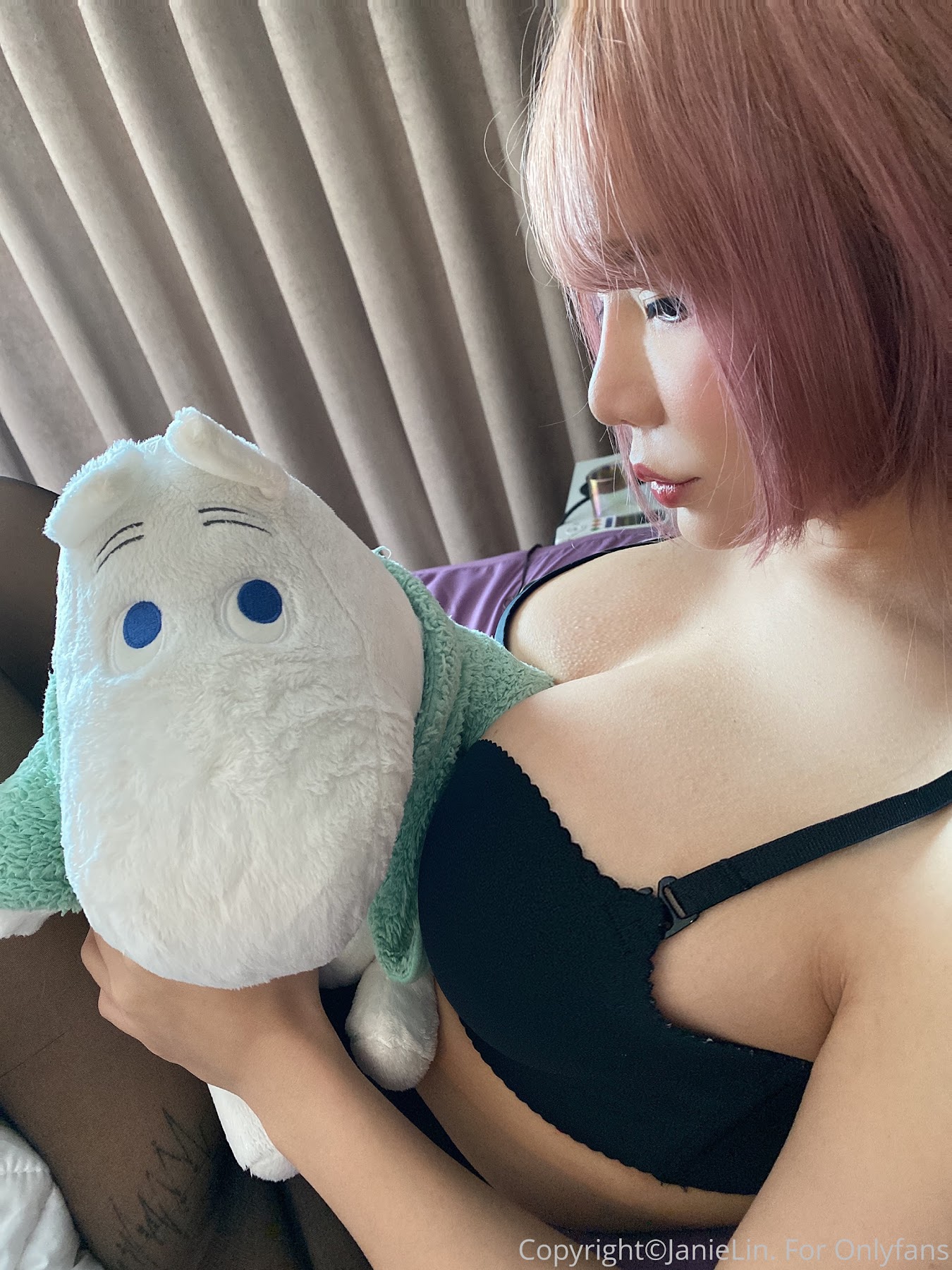 JANiE 泥泥 – 北捷手扶梯驚現爆乳妹「超大尺寸」緩緩上升，男性旅客塞爆「泥泥學姐大膽自拍」 - P169