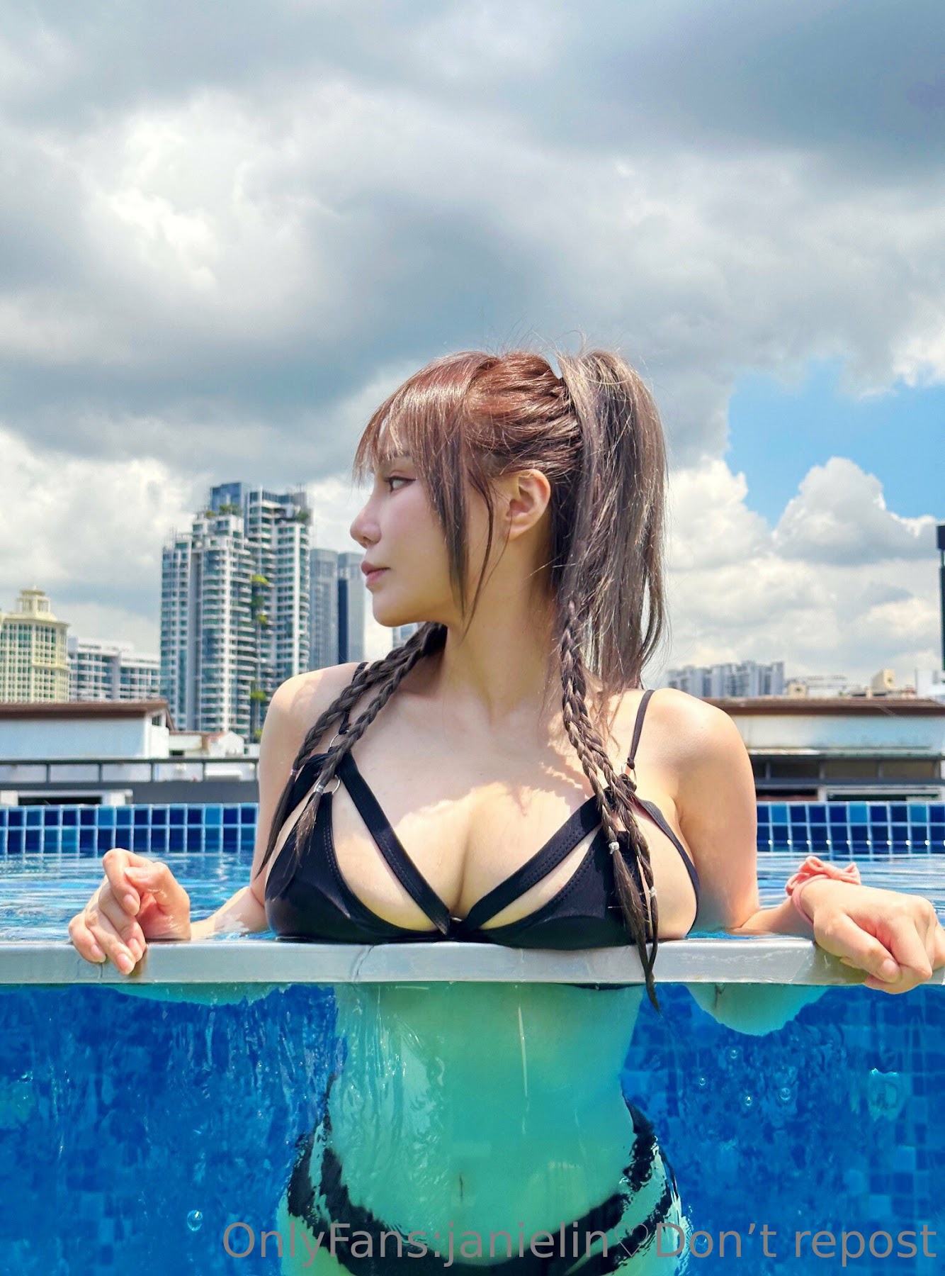 JANiE 泥泥 – 北捷手扶梯驚現爆乳妹「超大尺寸」緩緩上升，男性旅客塞爆「泥泥學姐大膽自拍」 - P26