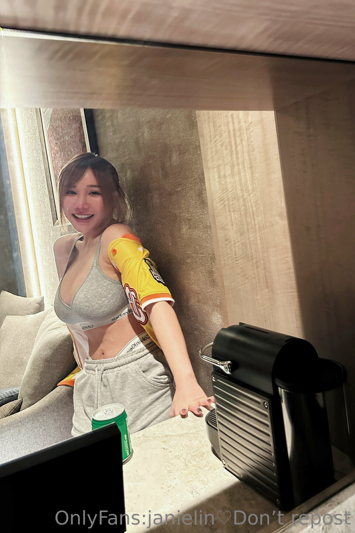 JANiE 泥泥 – 北捷手扶梯驚現爆乳妹「超大尺寸」緩緩上升，男性旅客塞爆「泥泥學姐大膽自拍」 - P39