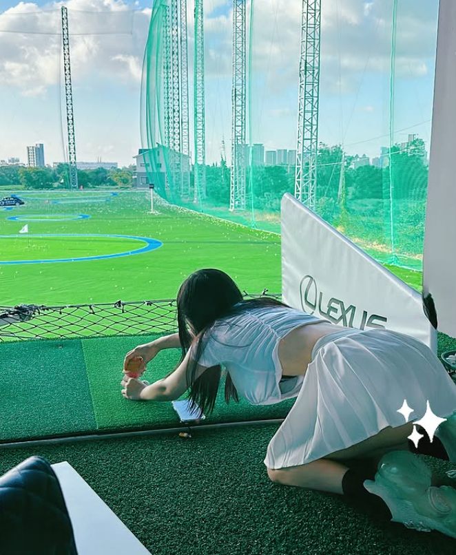 JANiE 泥泥 – 北捷手扶梯驚現爆乳妹「超大尺寸」緩緩上升，男性旅客塞爆「泥泥學姐大膽自拍」 - P40