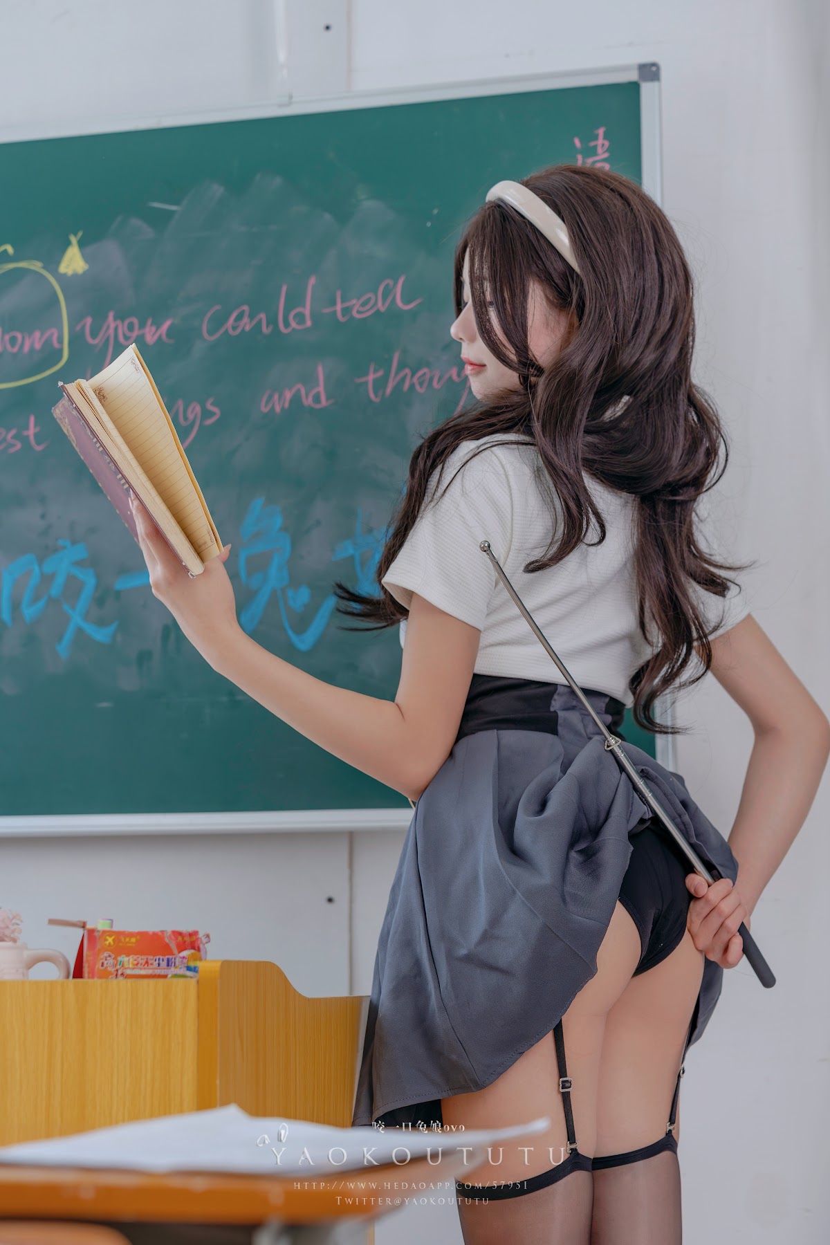 Coser@黏黏团子兔 – 实习老师的欢迎仪式&Touch It - P17