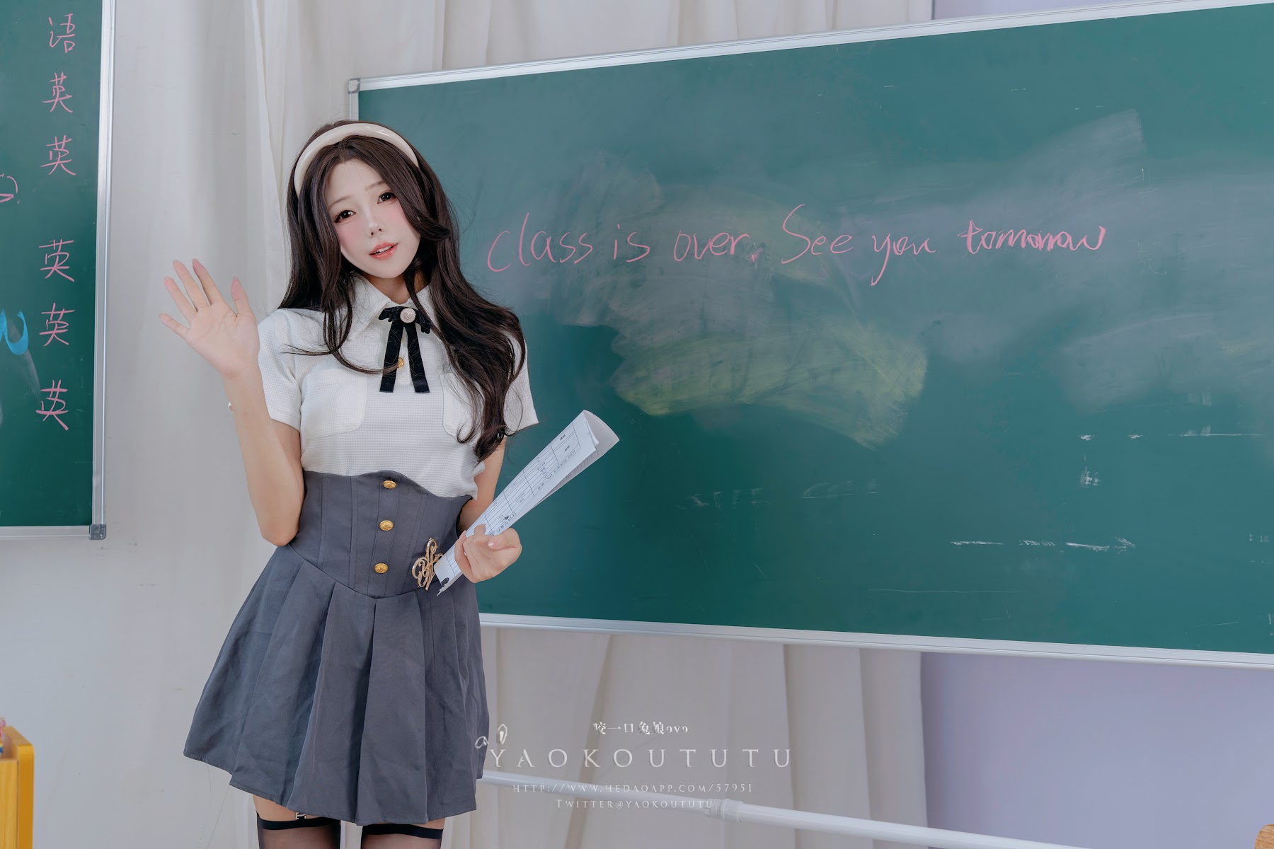 Coser@黏黏团子兔 – 实习老师的欢迎仪式&Touch It - P18
