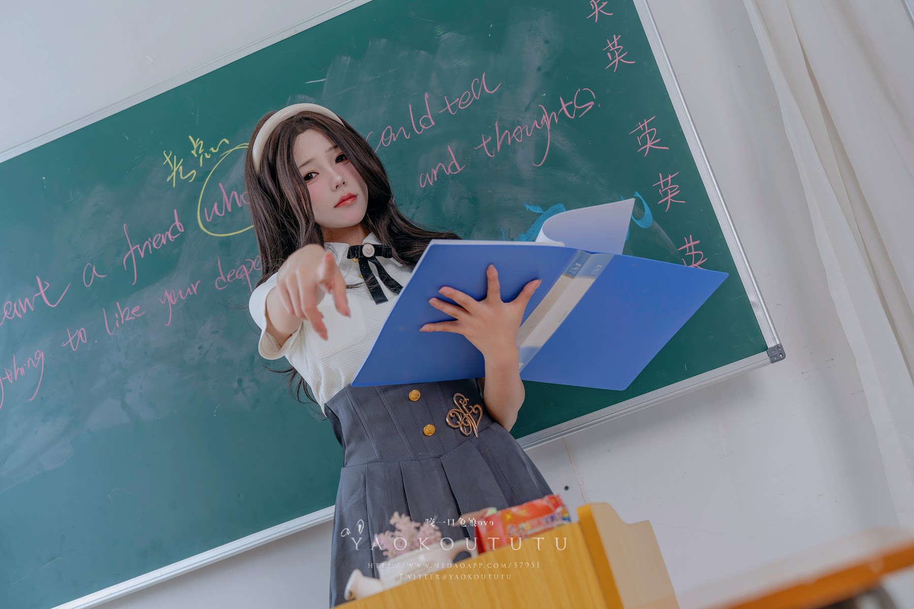 Coser@黏黏团子兔 – 实习老师的欢迎仪式&Touch It - P23