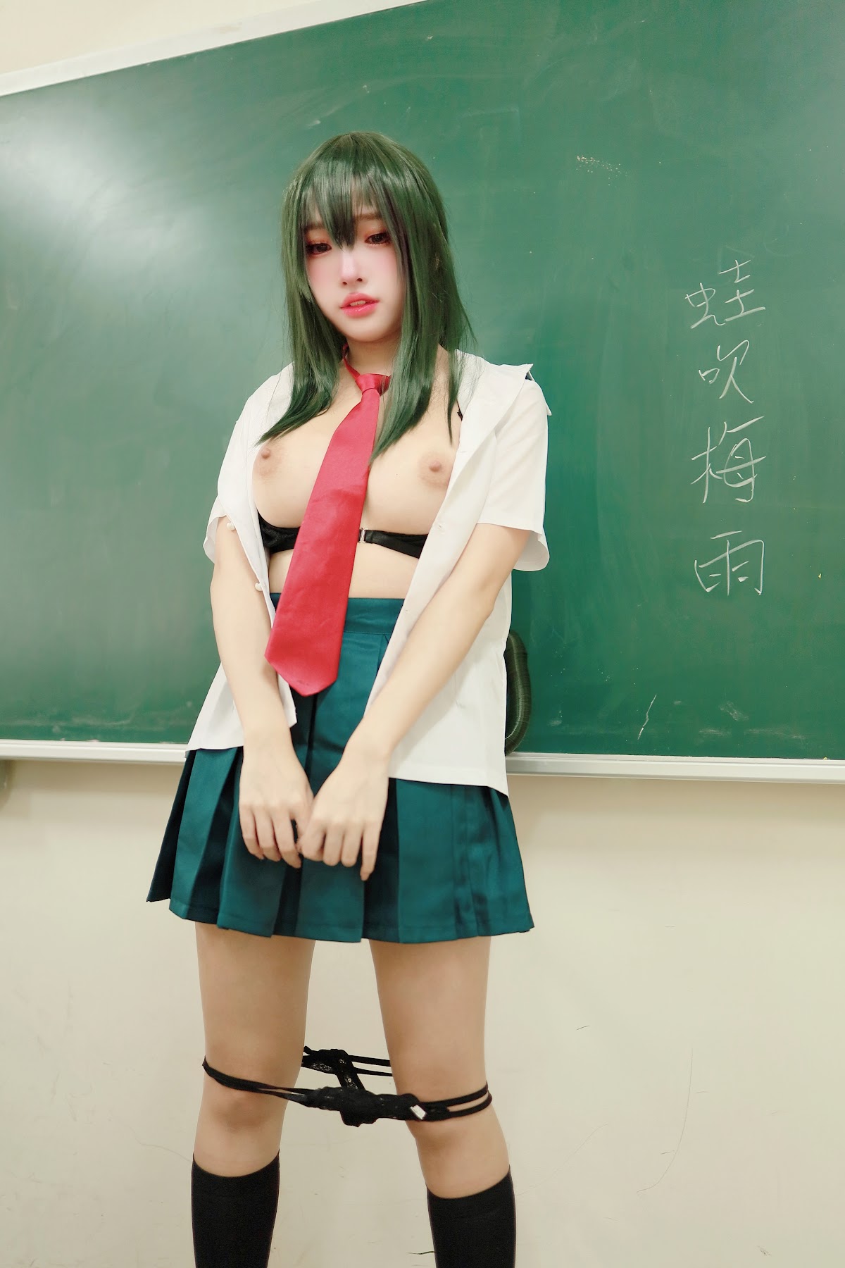 Coser@慕慕Momo – 蛙吹梅雨 學生服 Asui Tsuyu - P1