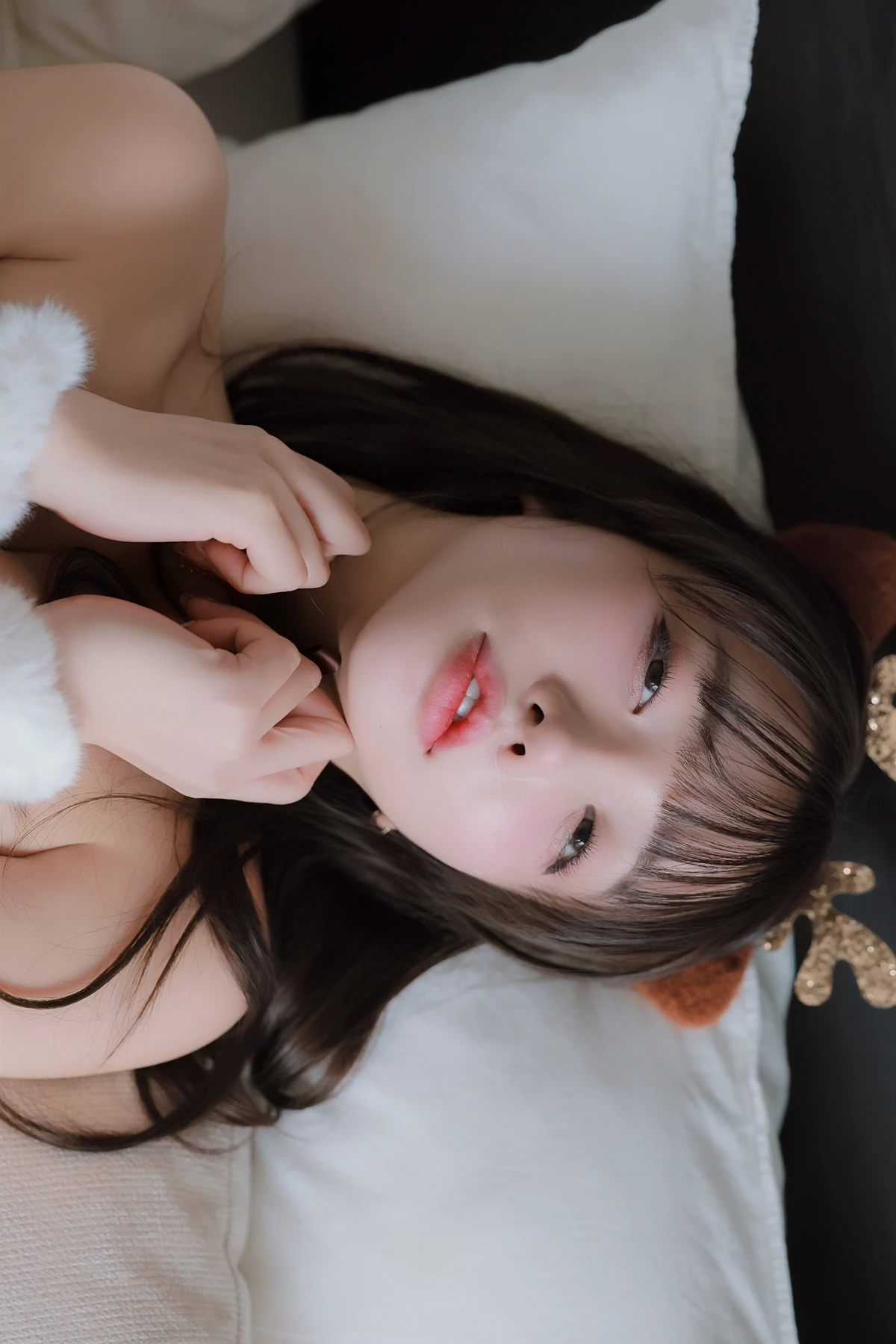 Son Yeeun 손예은, Photobook 「2025 X-Mas Offline」 Set.03 - P14