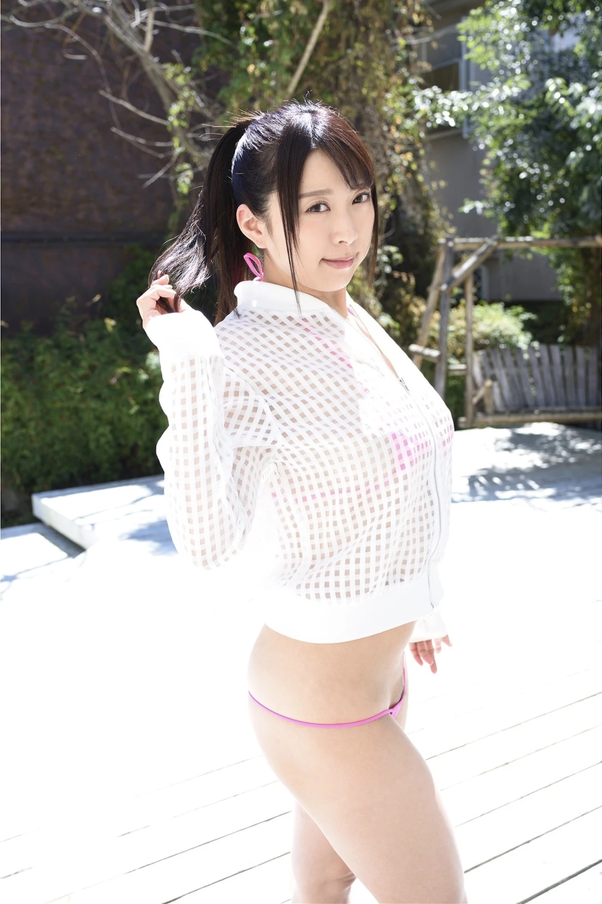 Moe Kiritani 桐谷もえ, 写真集 『人妻の熟れごろ食べごろな果実』 - P2