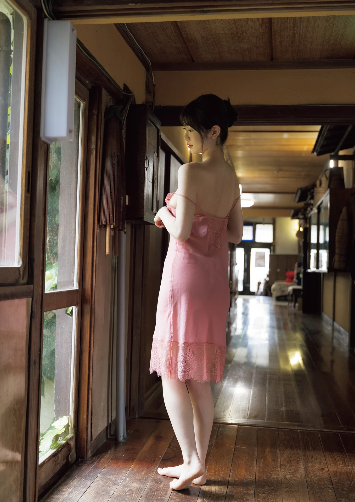 Emika Shirakami 白上咲花, 写真集 「Blooming」 Set.01 - P17