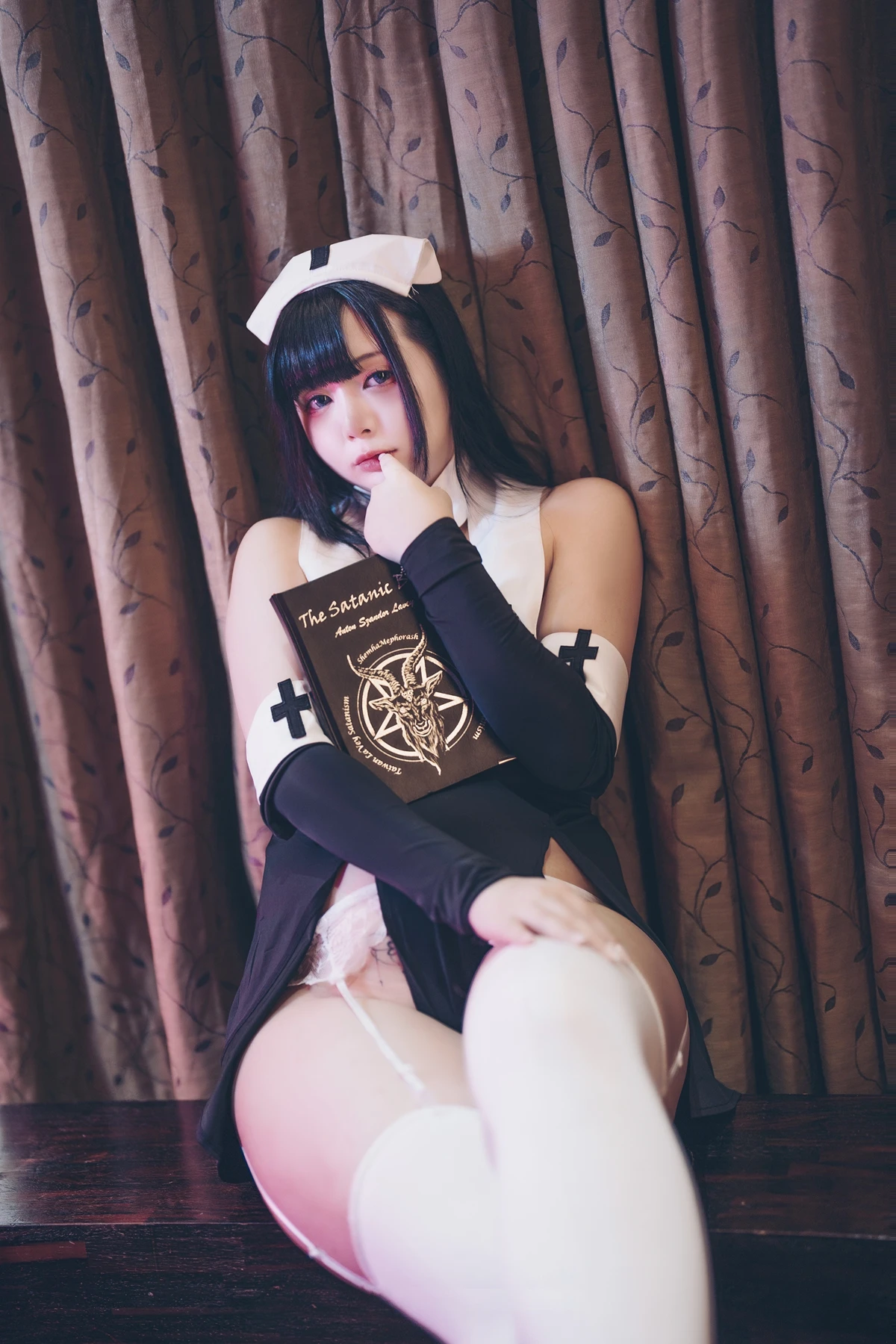 Cosplay 落落Raku – 修女与魔鬼 - P11