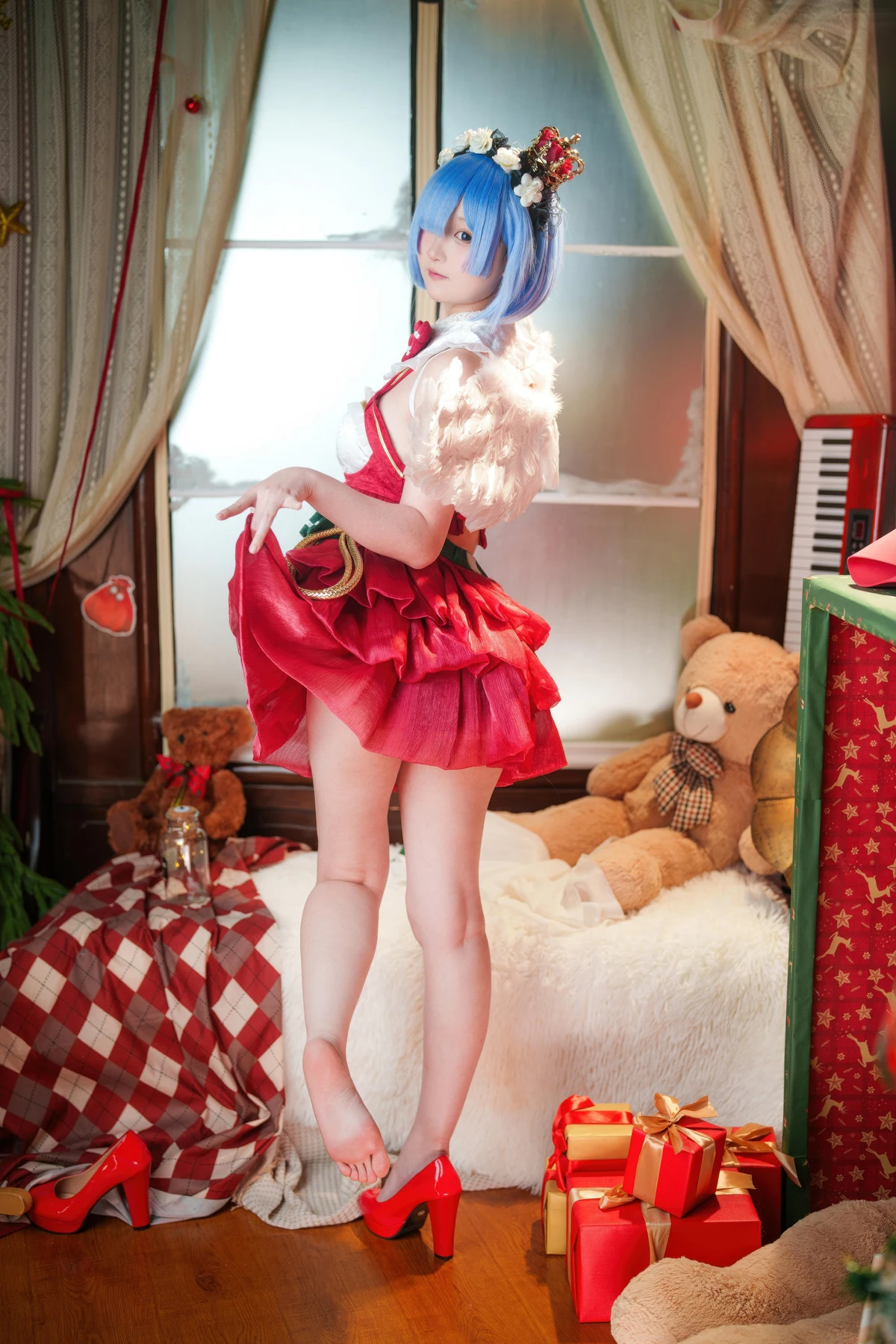 Cosplay Seele麦麦 – 蕾姆 圣诞物语 - P32