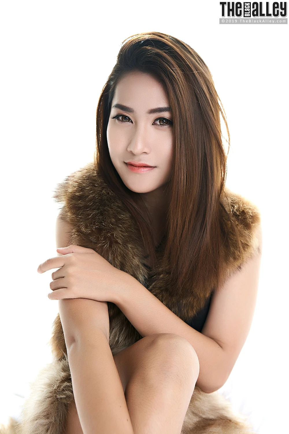 Linlin – The Black Alley Photobook Set.28 - P2