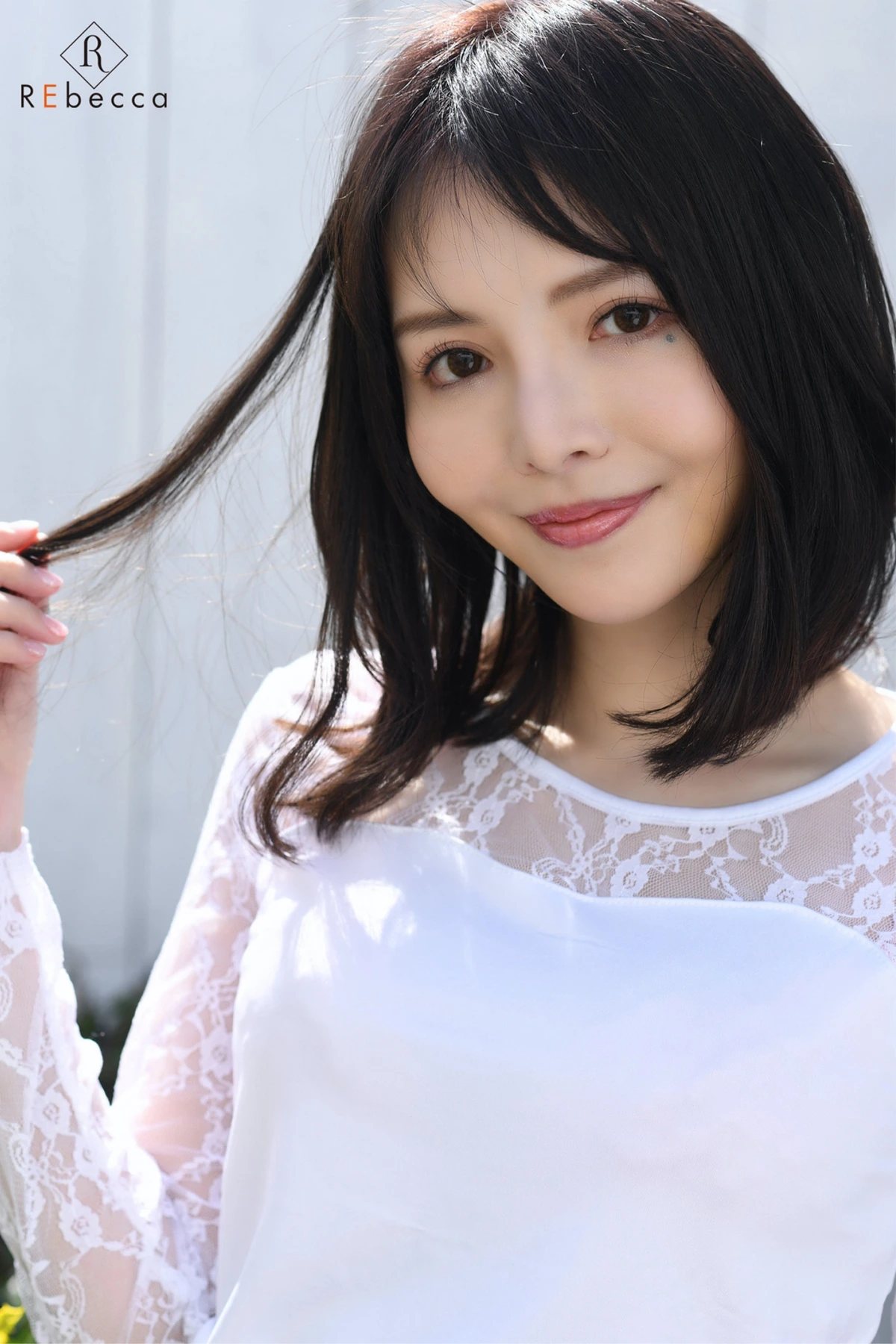 Riona Hirose 広瀬りおな, REbecca 写真集 「Touch Your Heart」 - P2