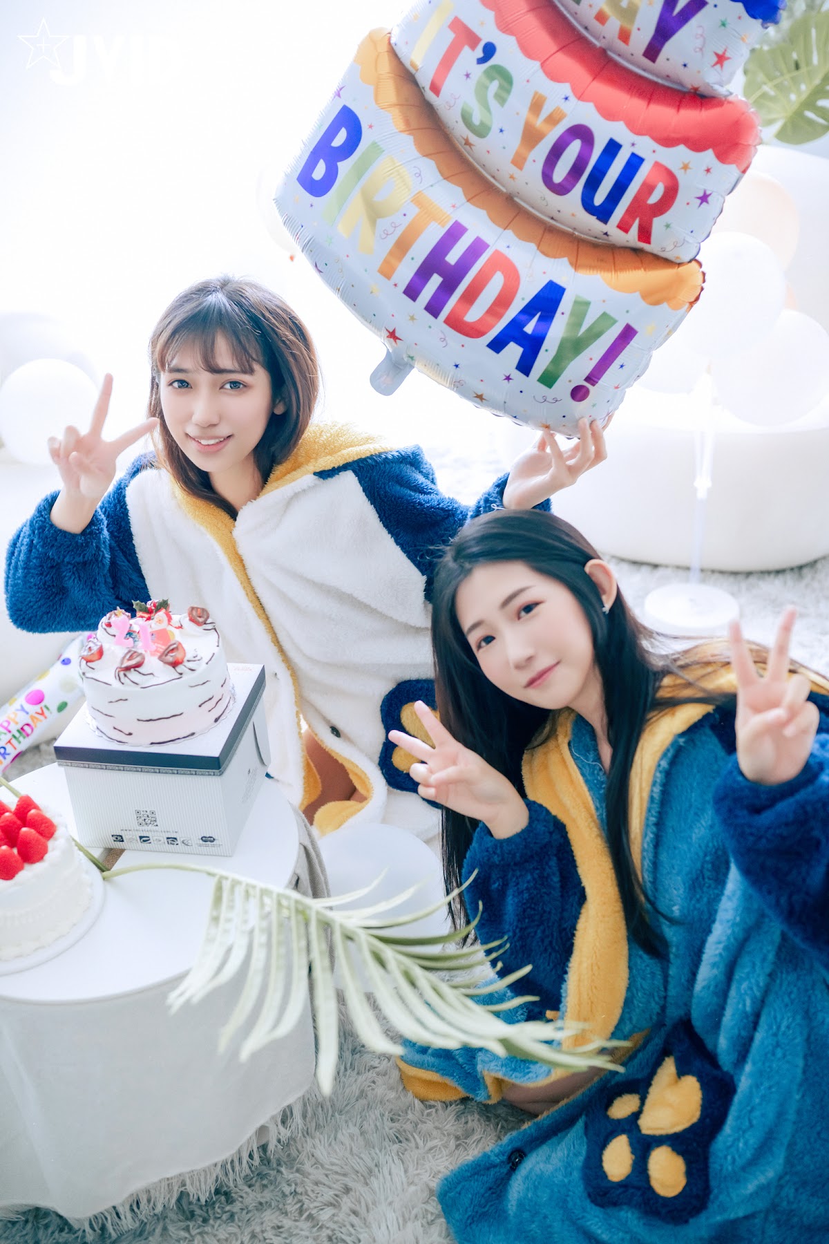 [JVID] 井野奈 & 肉包 – 色慾融合の閨蜜慶生派對 - P146