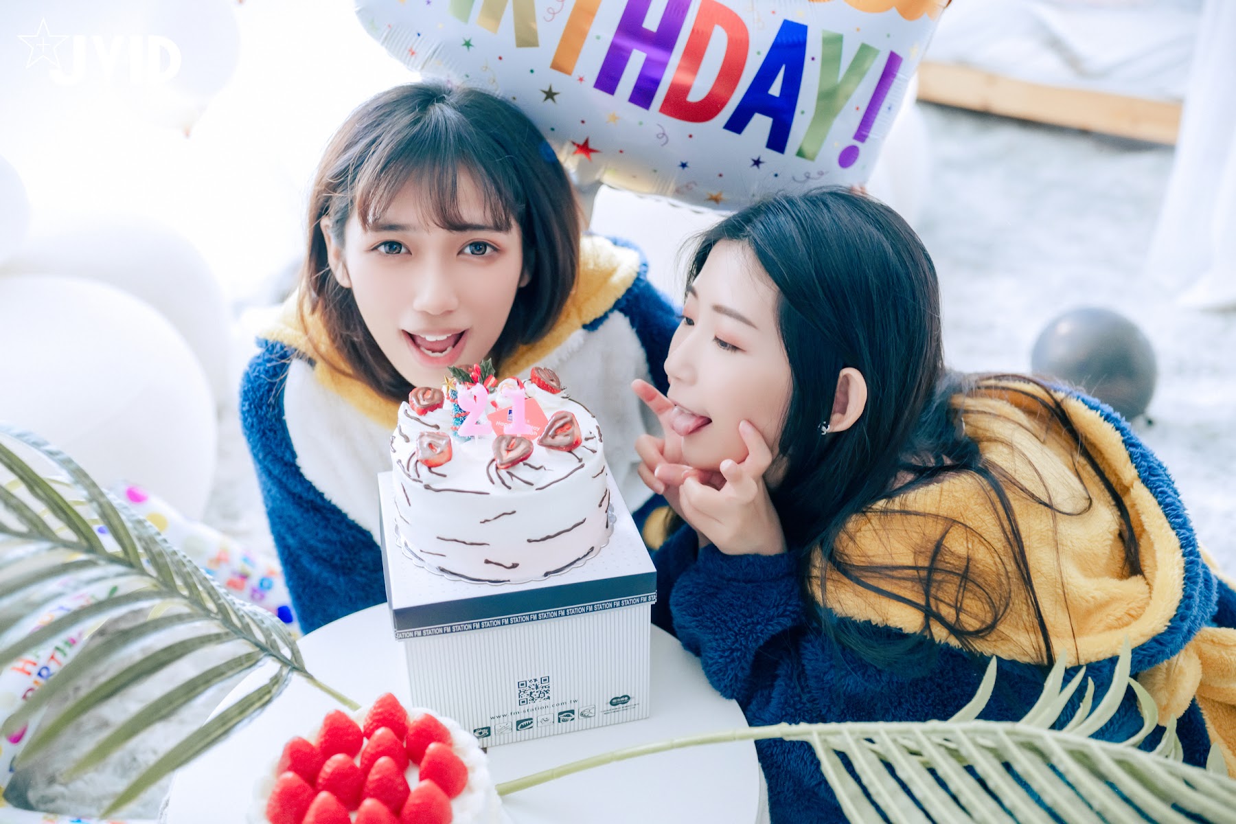 [JVID] 井野奈 & 肉包 – 色慾融合の閨蜜慶生派對 - P148
