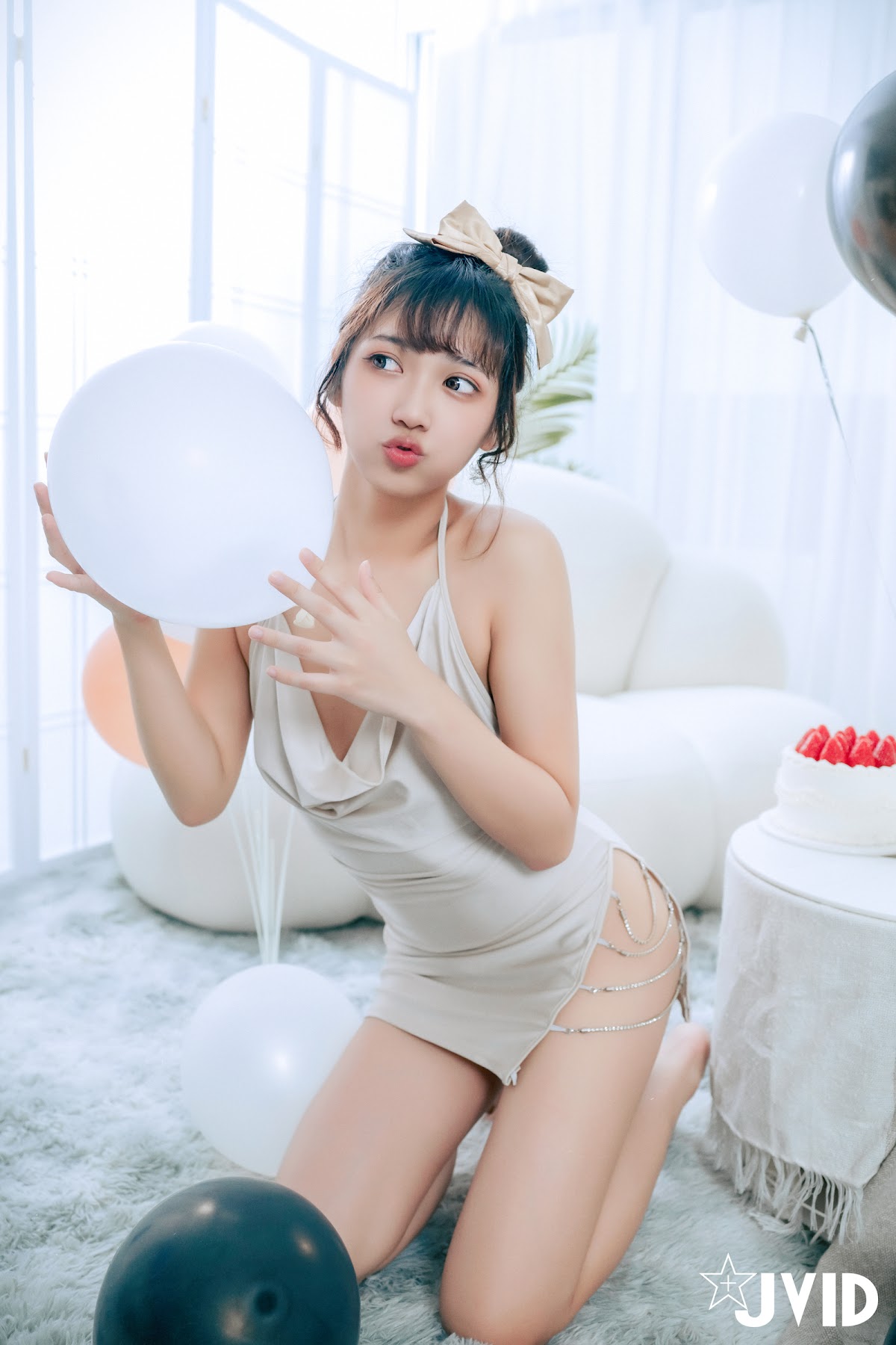 [JVID] 井野奈 & 肉包 – 色慾融合の閨蜜慶生派對 - P16