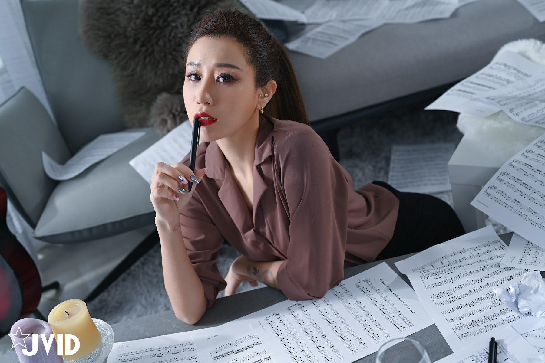 [JVID] Lara 雙囍 – 超怕熱的性感放浪作曲家雙囍 - P27