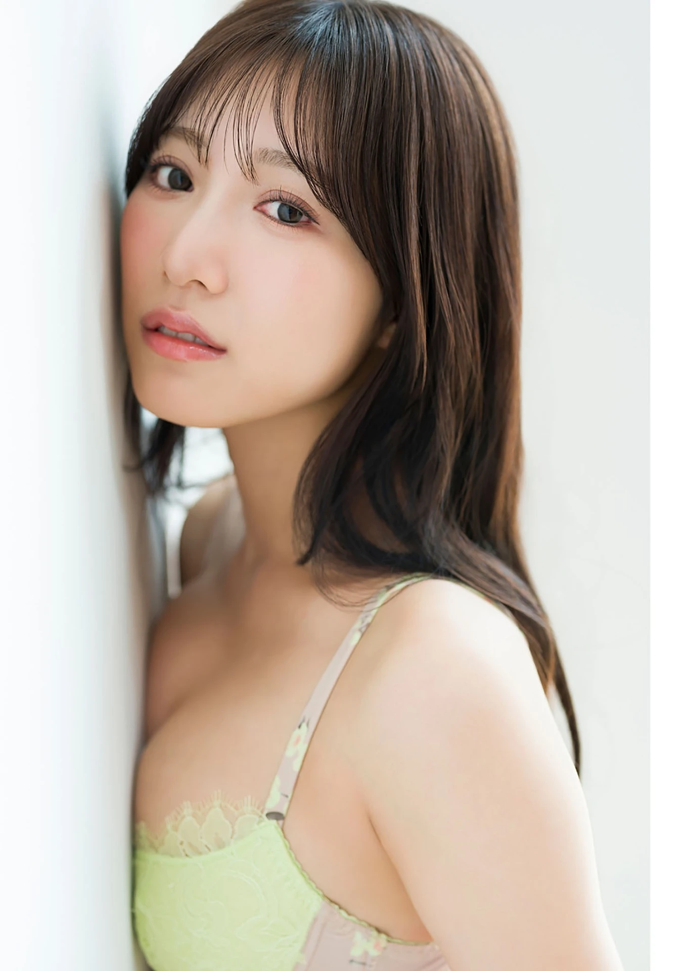 Sumire Yokono 横野すみれ, 写真集 「きみと、すみれ。」 - P15