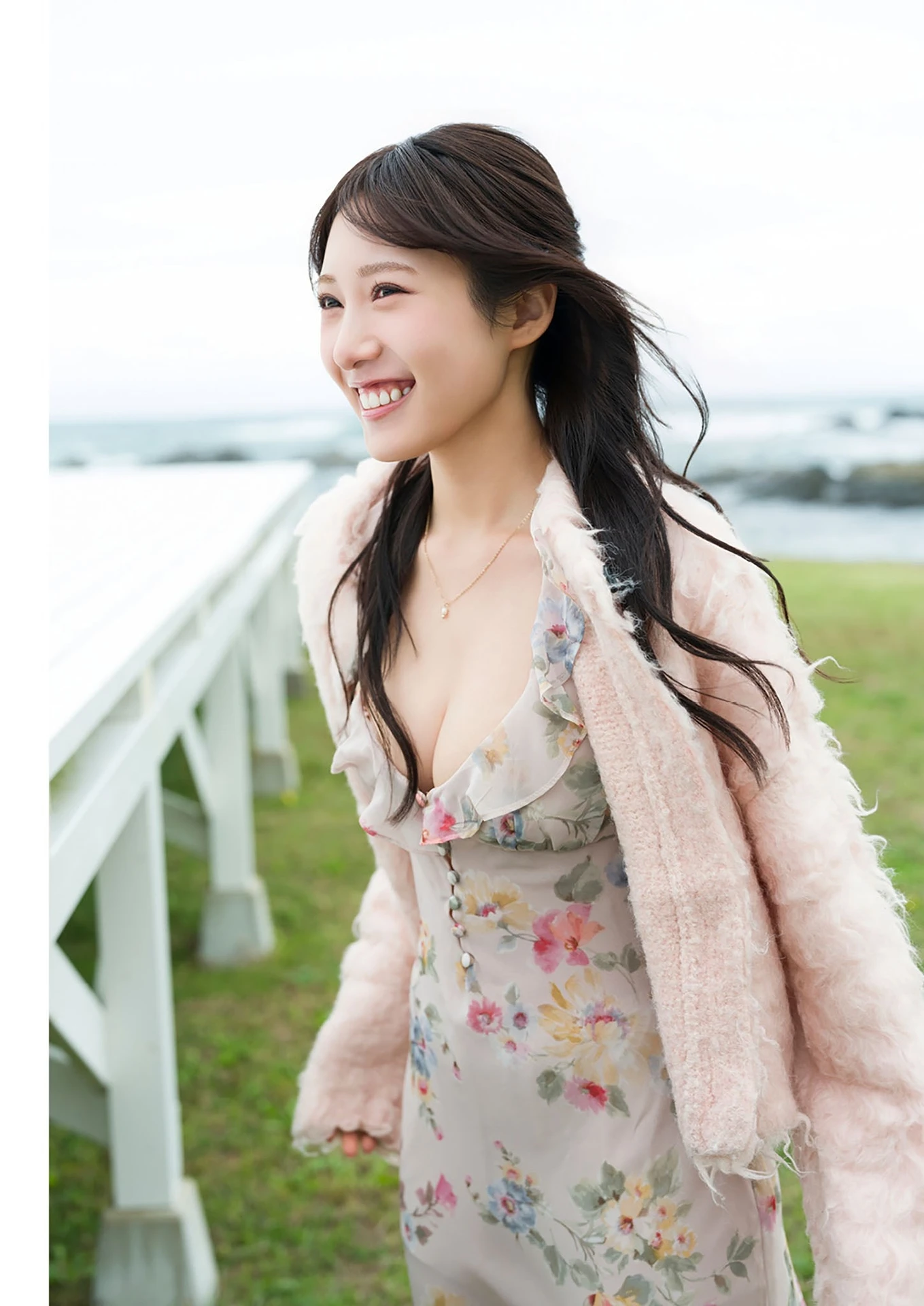 Sumire Yokono 横野すみれ, 写真集 「きみと、すみれ。」 - P3