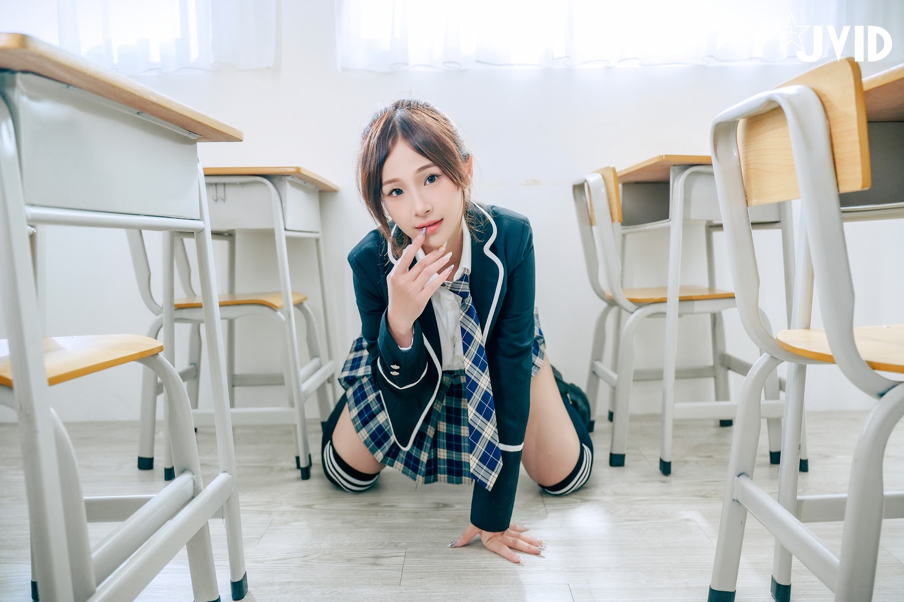 [JVID] 婕咪 Juice – 下课后在教室色色被老师发现 - P77