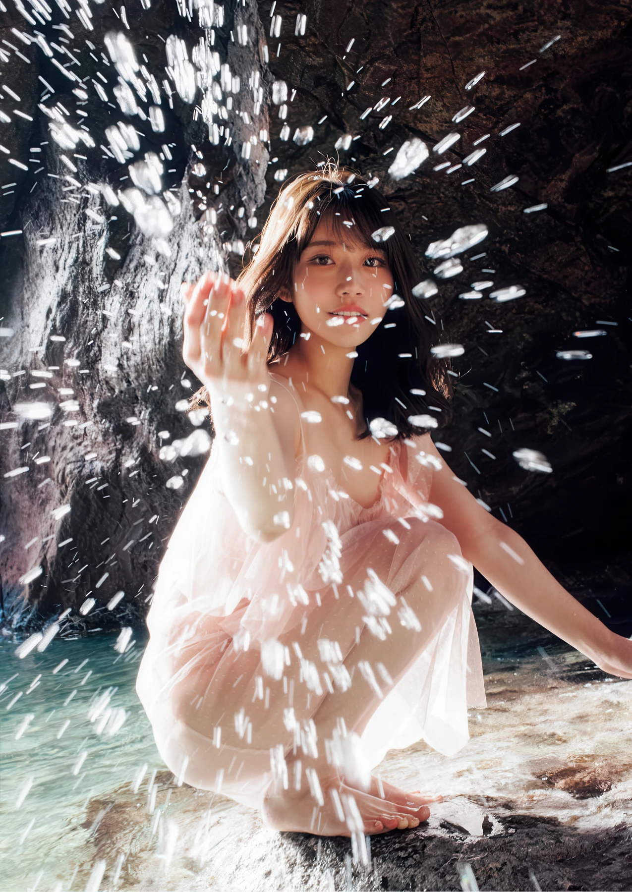Saika Kawakita 河北彩伽, 写真集 増ページ デジタル特装版 『うたかたの花』 - P131