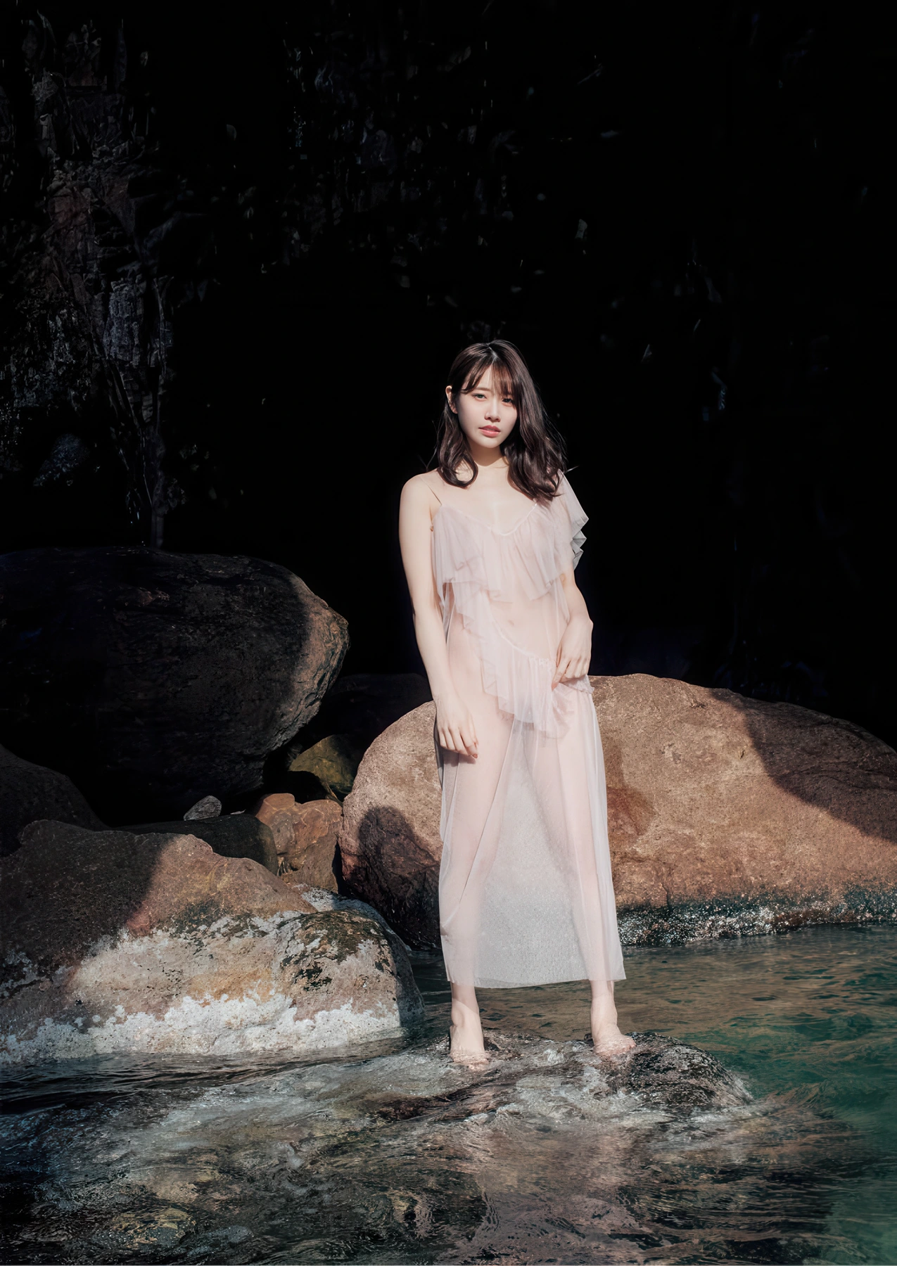 Saika Kawakita 河北彩伽, 写真集 増ページ デジタル特装版 『うたかたの花』 - P133