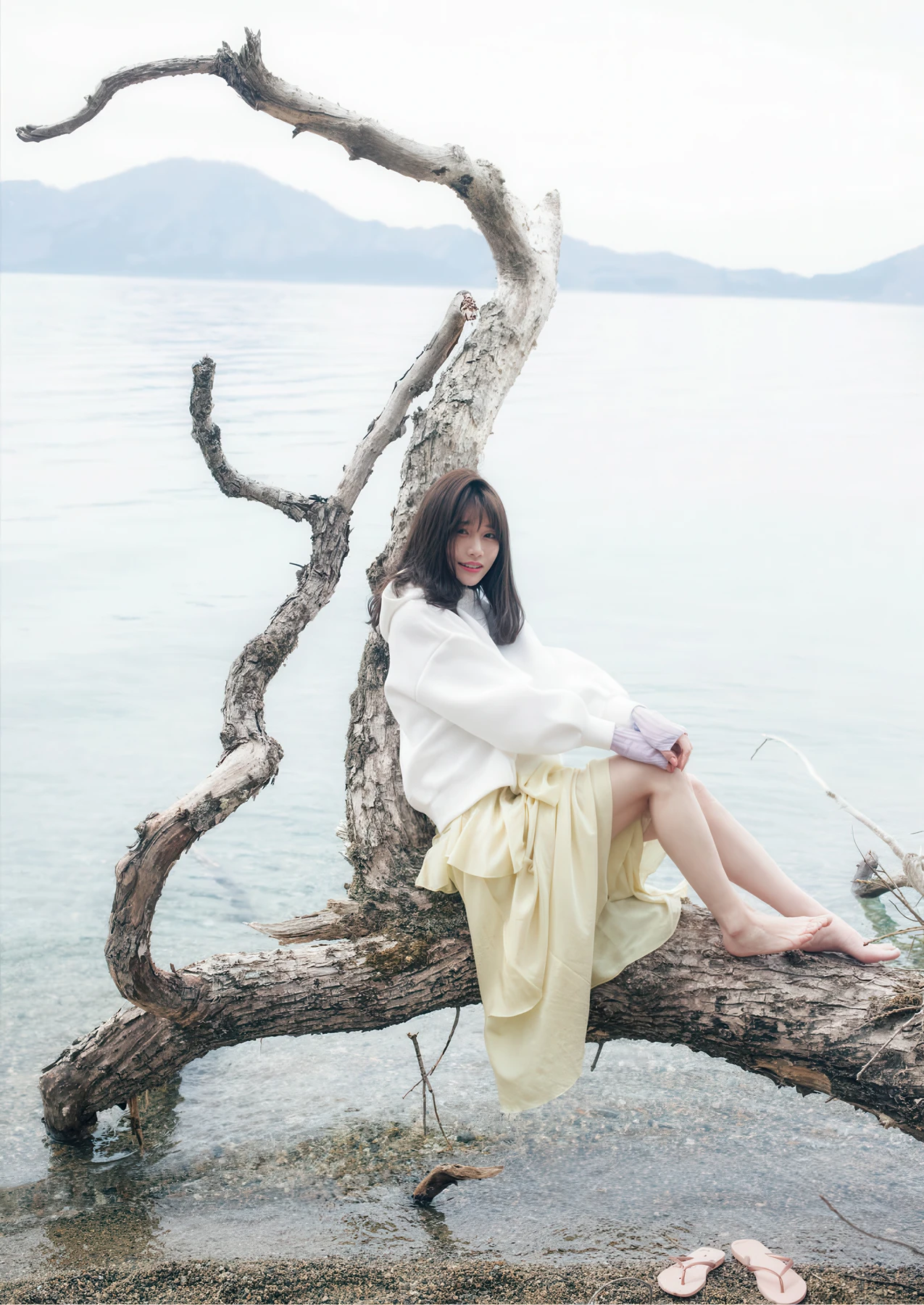 Saika Kawakita 河北彩伽, 写真集 増ページ デジタル特装版 『うたかたの花』 - P14