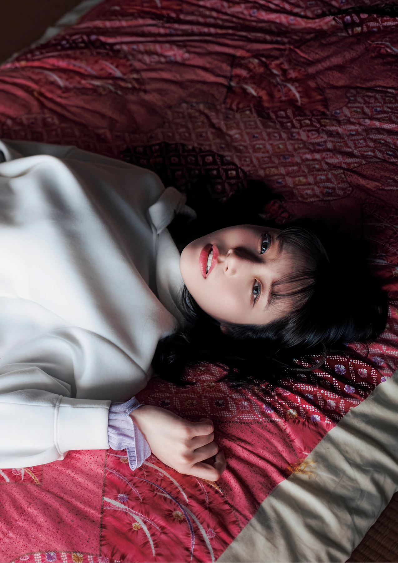 Saika Kawakita 河北彩伽, 写真集 増ページ デジタル特装版 『うたかたの花』 - P23