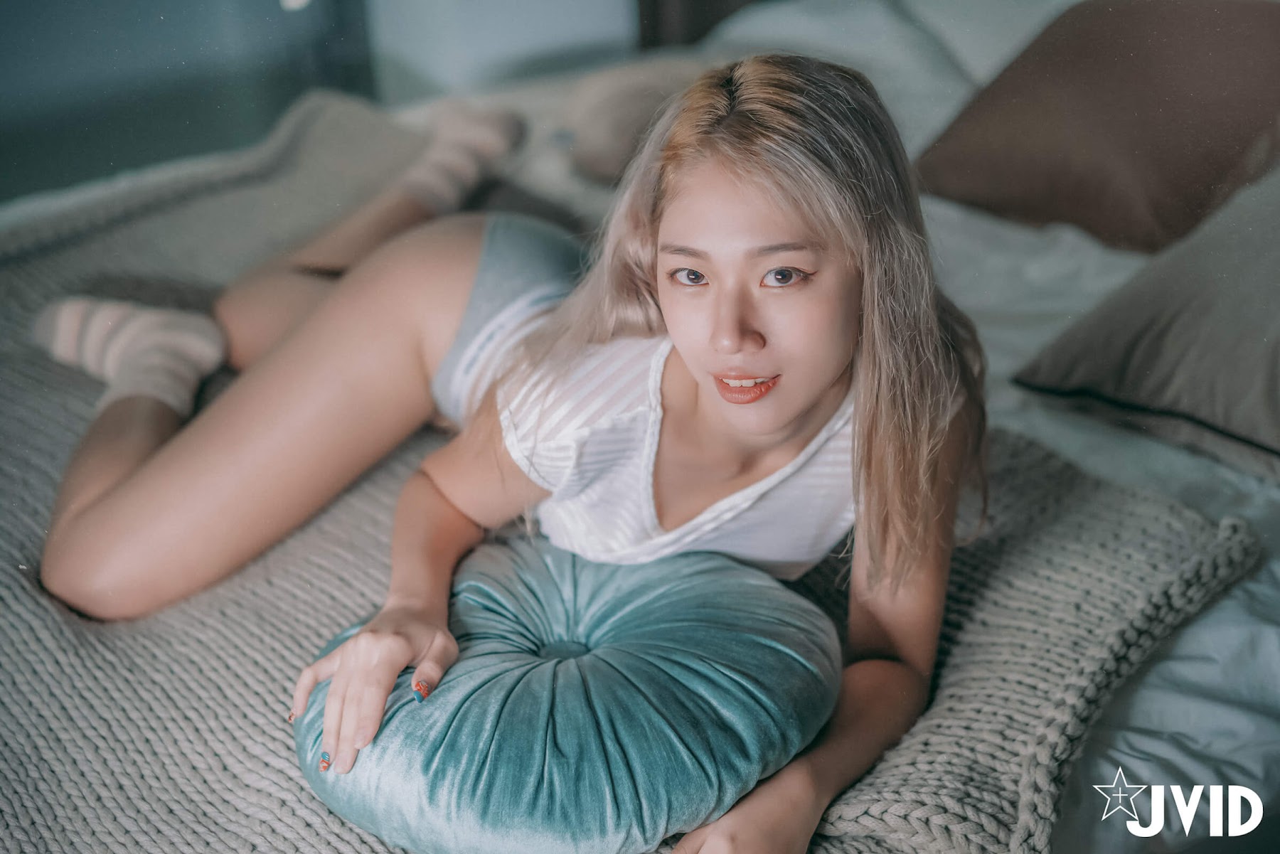 [JVID] Verna – 借宿友人家-自己脱光光自摸爱抚-最后被友人掰开腿 - P14