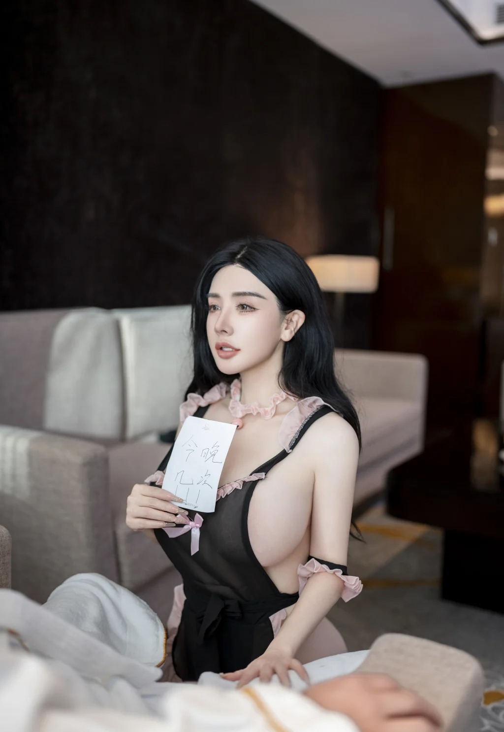 [内购无水印] 潘思沁: 秀人网模特 粉色透视情趣女仆制服的服务 (89 photos) - P1