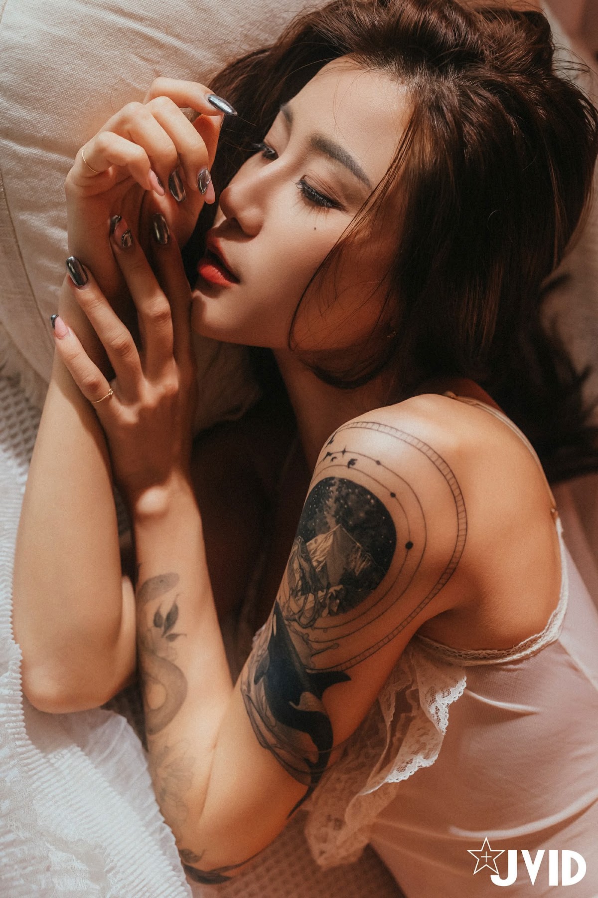[JVID] Lara 雙囍 – 獨留的時光 與雙囍纏綿在浪漫花房的情緒與身體交流 - P110