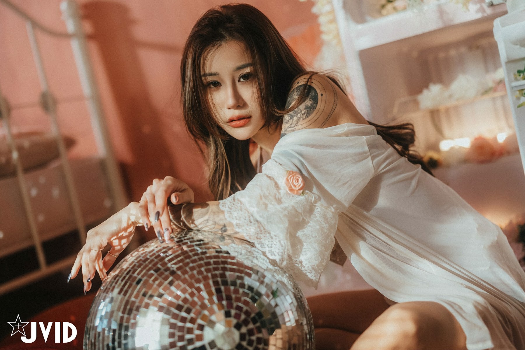[JVID] Lara 雙囍 – 獨留的時光 與雙囍纏綿在浪漫花房的情緒與身體交流 - P152