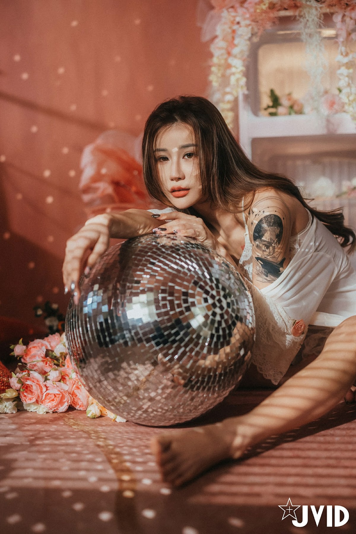 [JVID] Lara 雙囍 – 獨留的時光 與雙囍纏綿在浪漫花房的情緒與身體交流 - P34