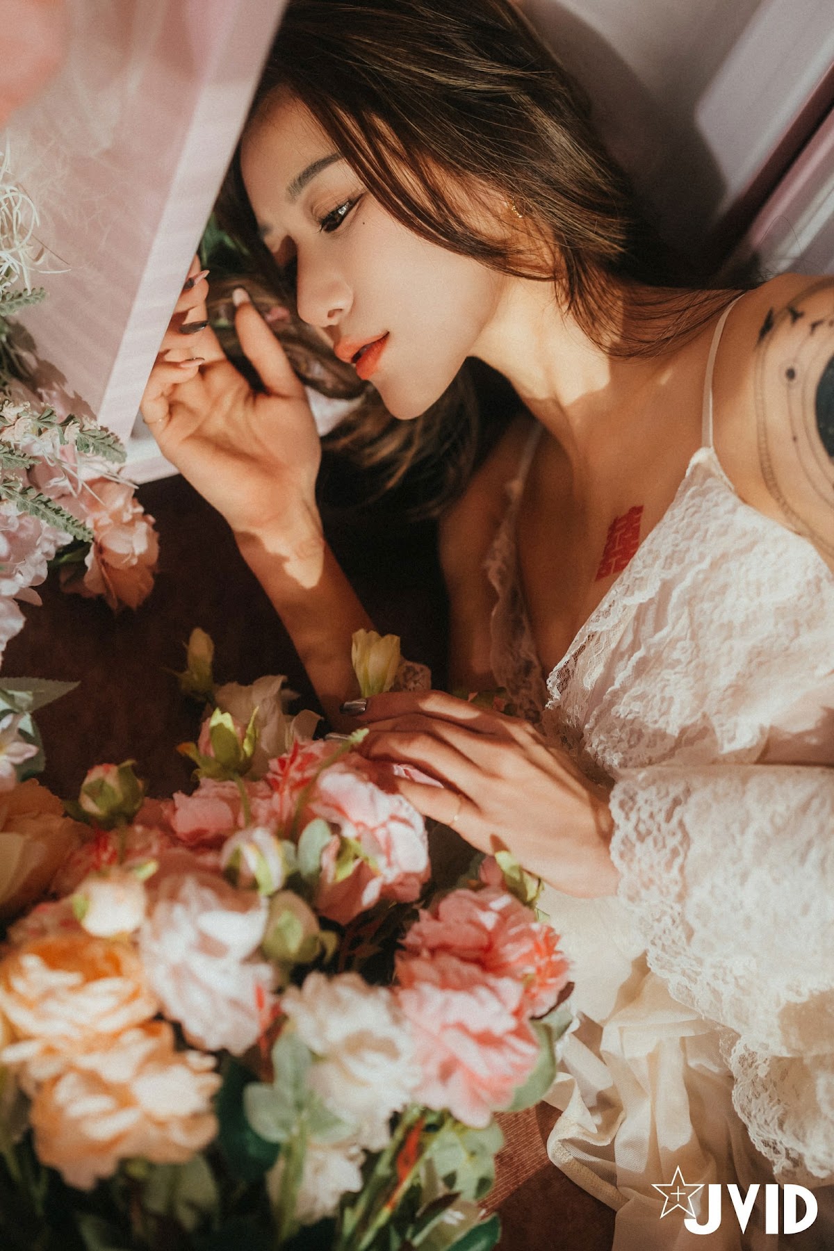 [JVID] Lara 雙囍 – 獨留的時光 與雙囍纏綿在浪漫花房的情緒與身體交流 - P39