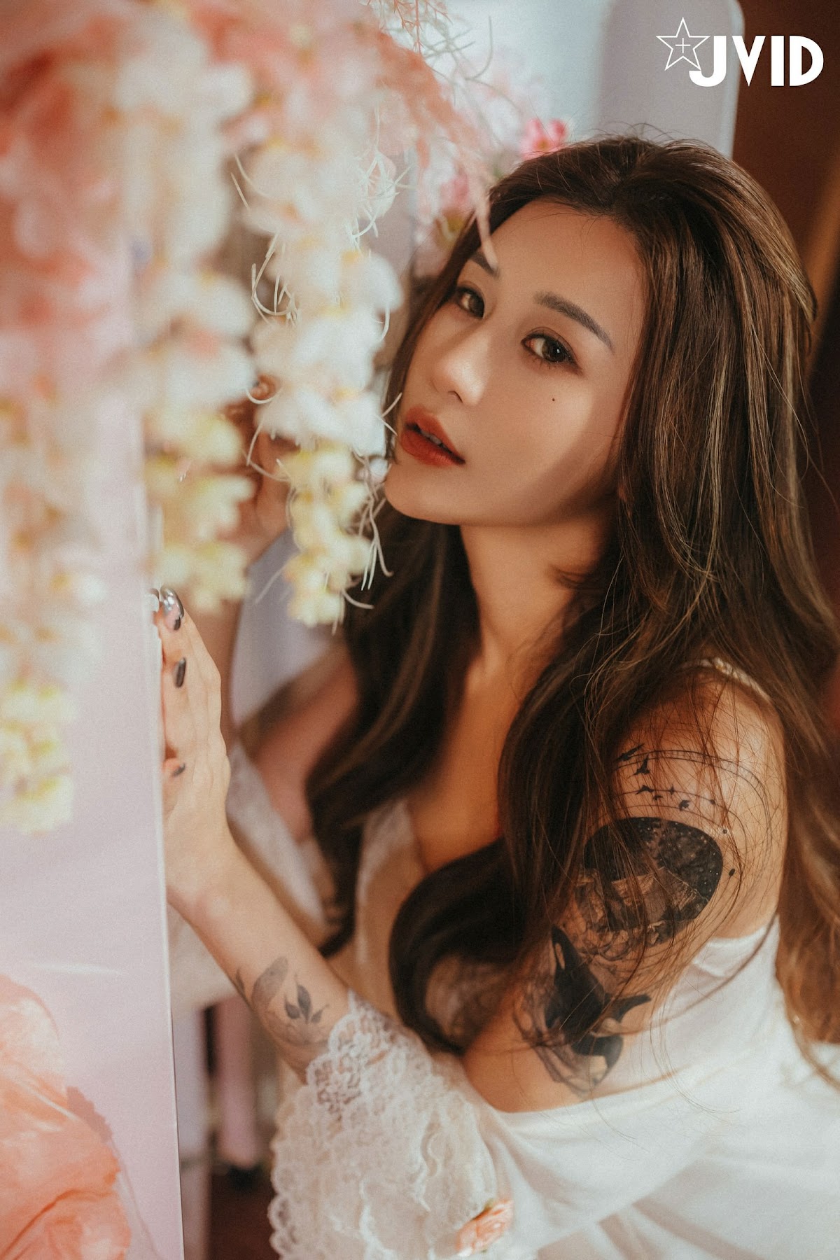 [JVID] Lara 雙囍 – 獨留的時光 與雙囍纏綿在浪漫花房的情緒與身體交流 - P5