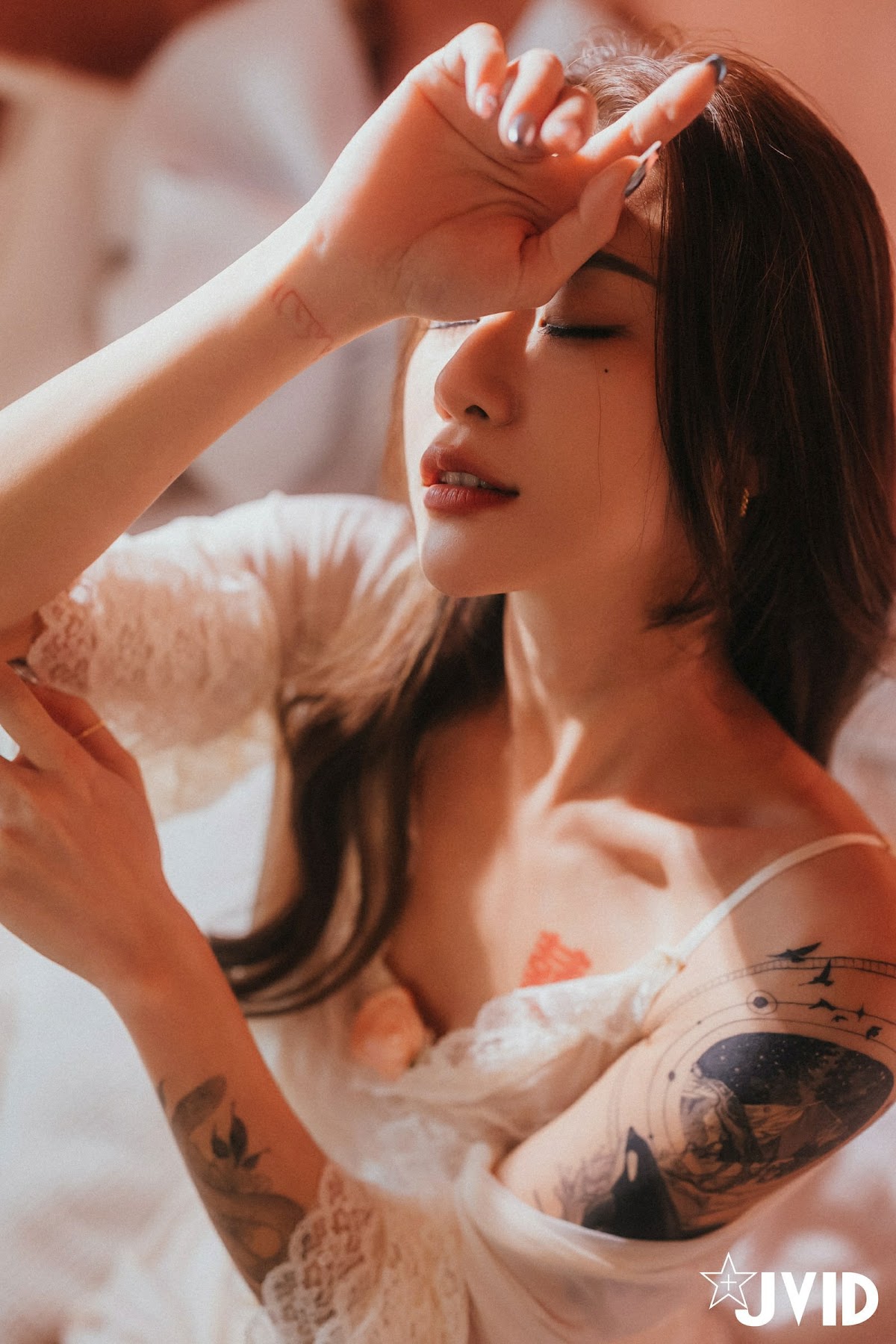 [JVID] Lara 雙囍 – 獨留的時光 與雙囍纏綿在浪漫花房的情緒與身體交流 - P89
