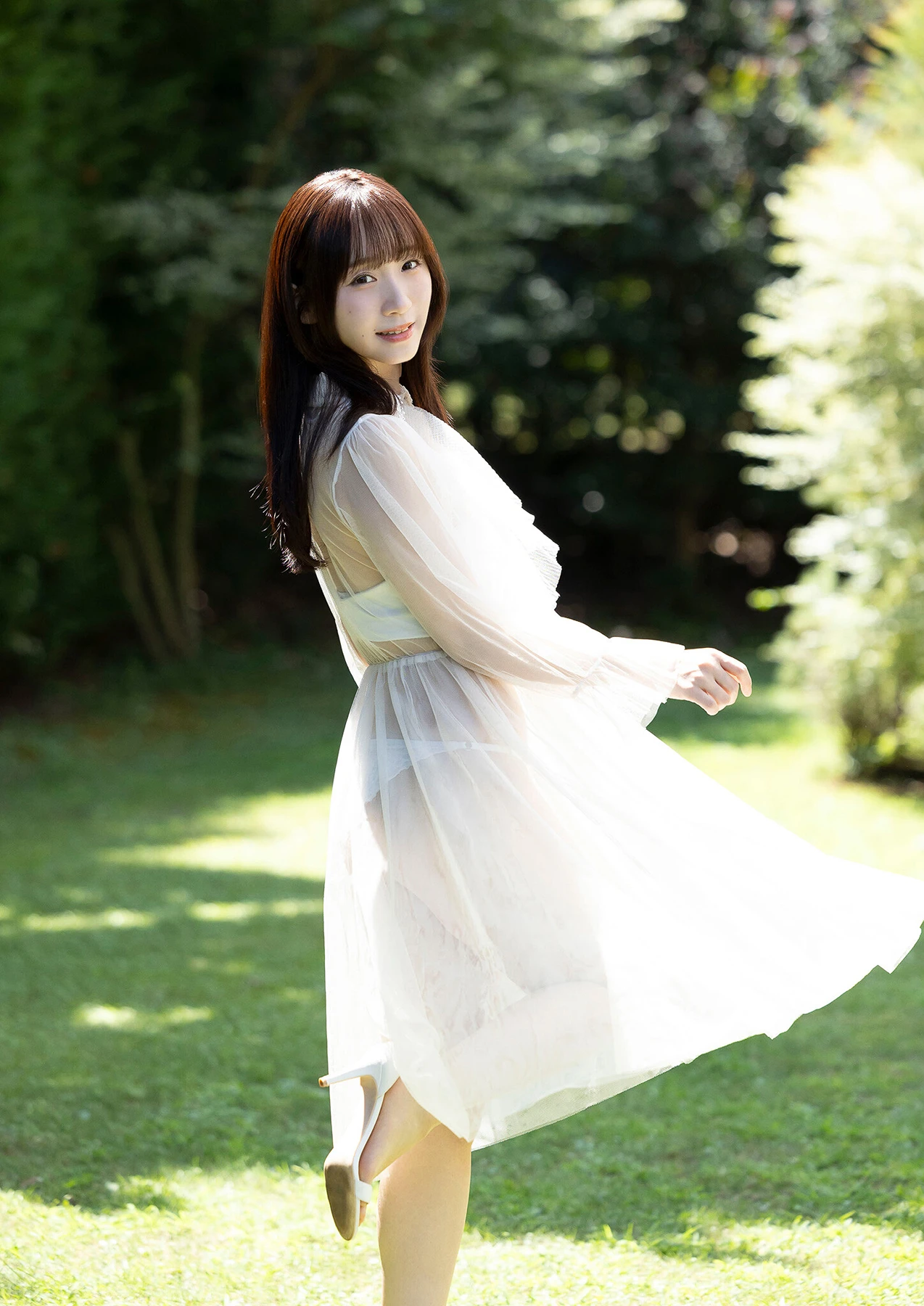 Moe Iori 伊織もえ, 写真集 スピサン グラビアフォトブック [幽かな休日] - P3