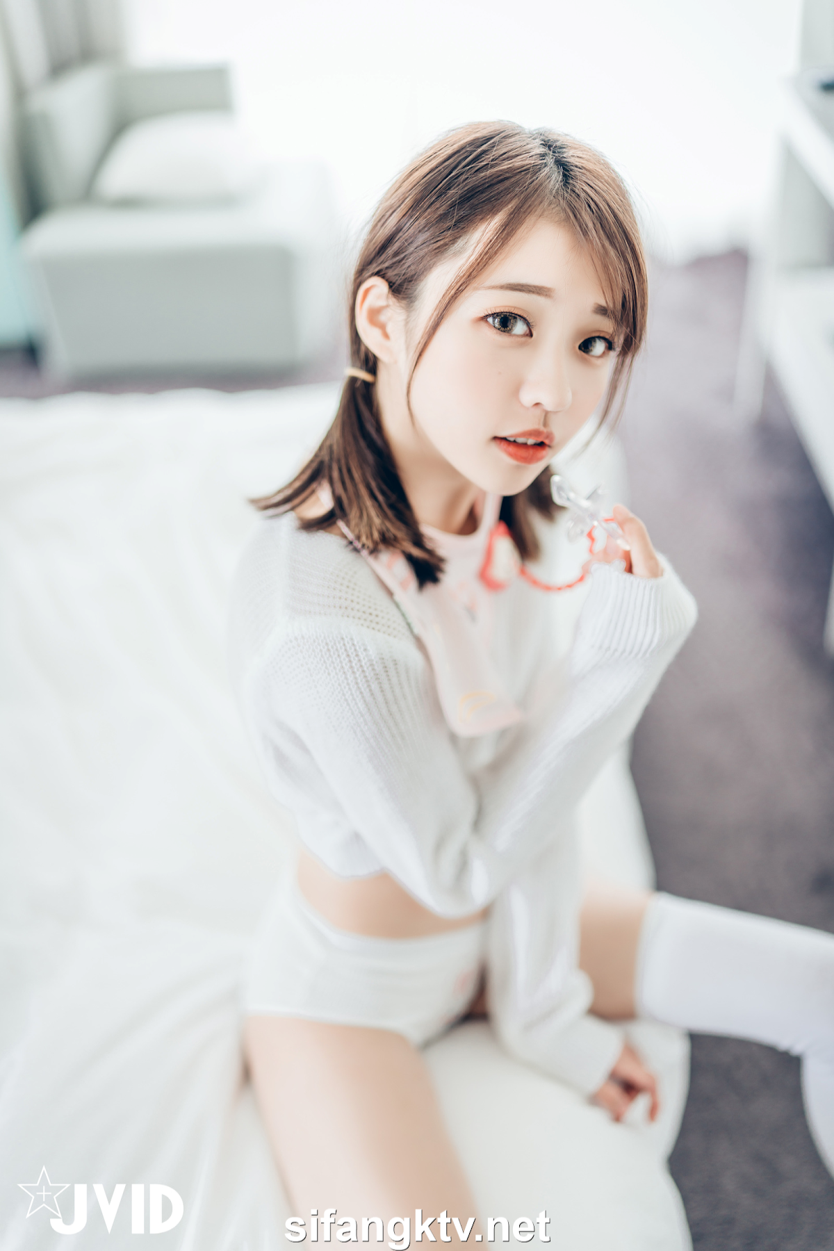 [JVID] 妍妍 Angel – 妍妍小寶寶 來餵她喝奶吧❤️! 還有透絲透點裝 潤滑絲襪💦 - P71