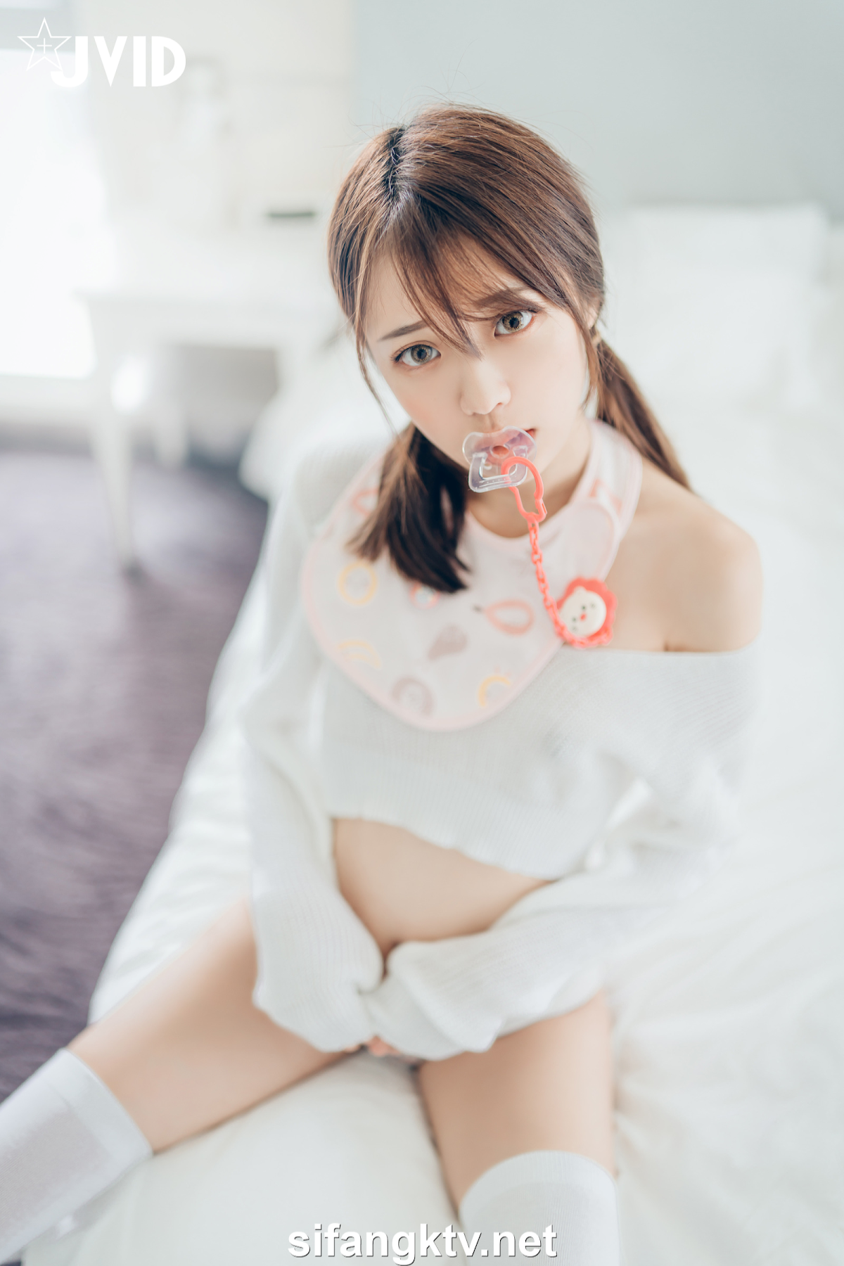 [JVID] 妍妍 Angel – 妍妍小寶寶 來餵她喝奶吧❤️! 還有透絲透點裝 潤滑絲襪💦 - P72