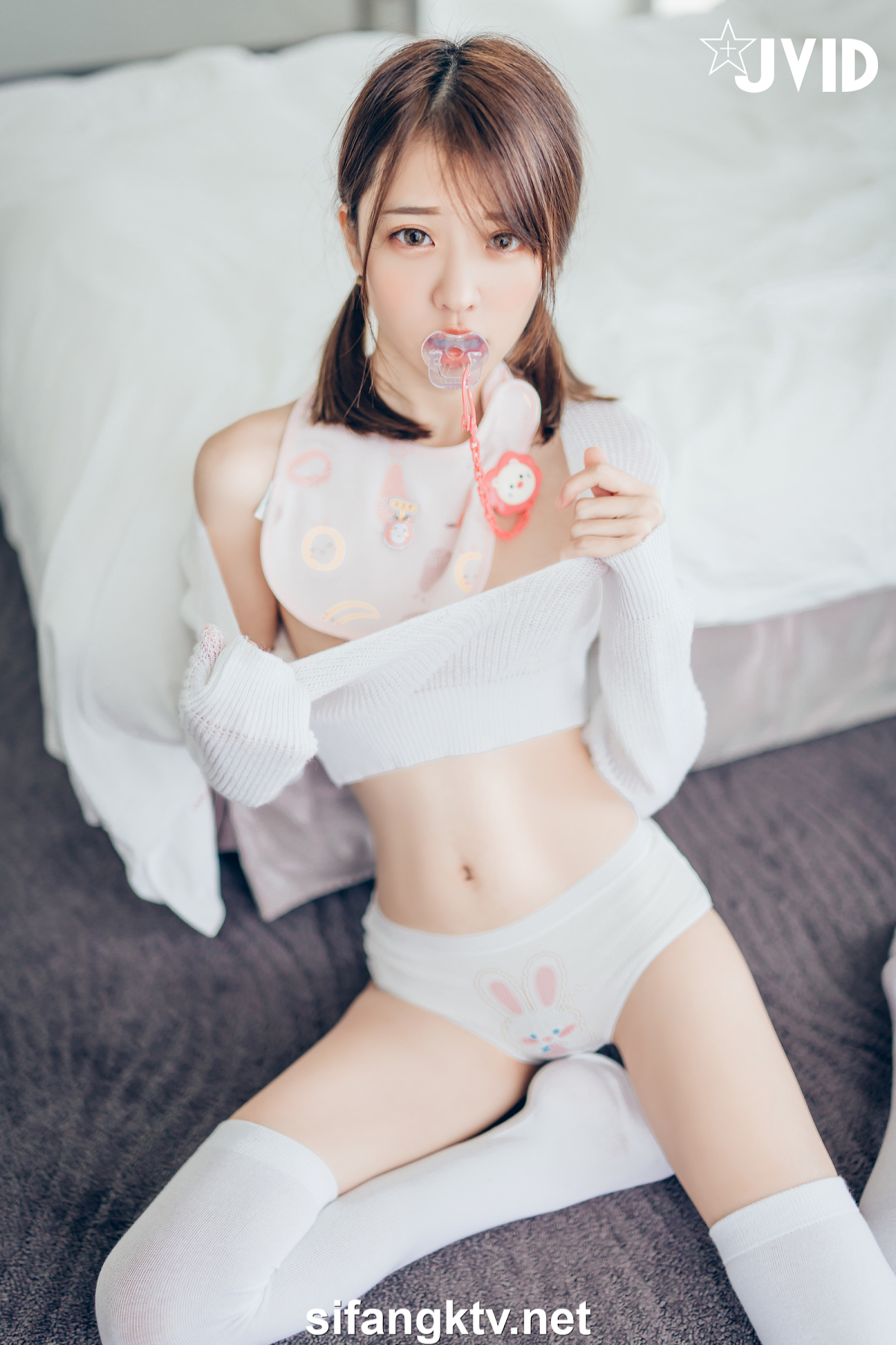 [JVID] 妍妍 Angel – 妍妍小寶寶 來餵她喝奶吧❤️! 還有透絲透點裝 潤滑絲襪💦 - P73