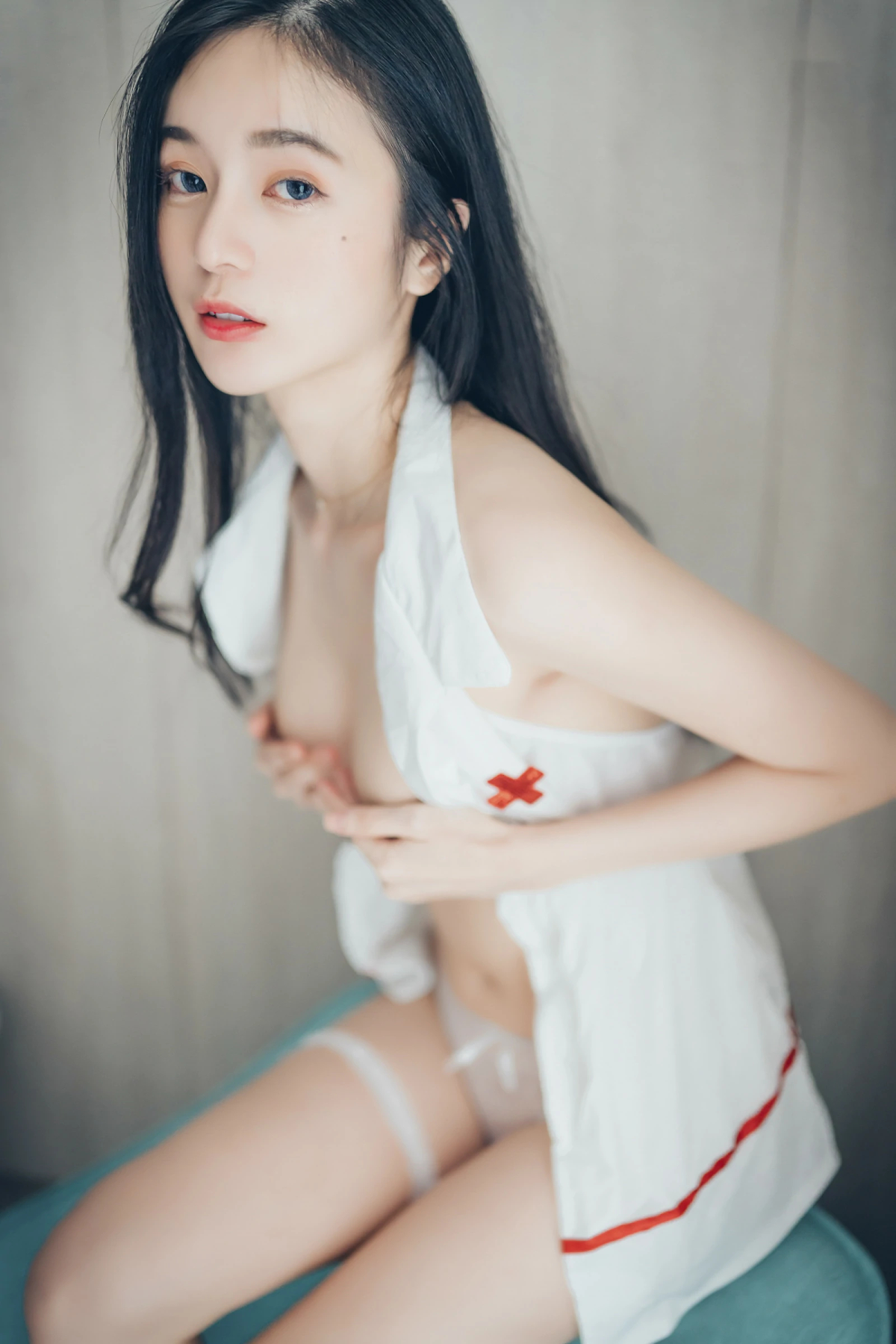 [JVID] 辰辰 – 透明內褲張開腳🔥比駱駝蹄還更厲害😈中空小護士＋兩片式睡衣 - P84