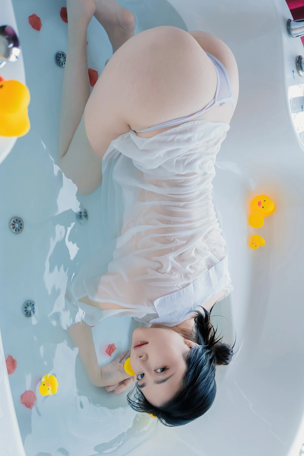 Cosplay 年年Nnian – 浴女 - P73