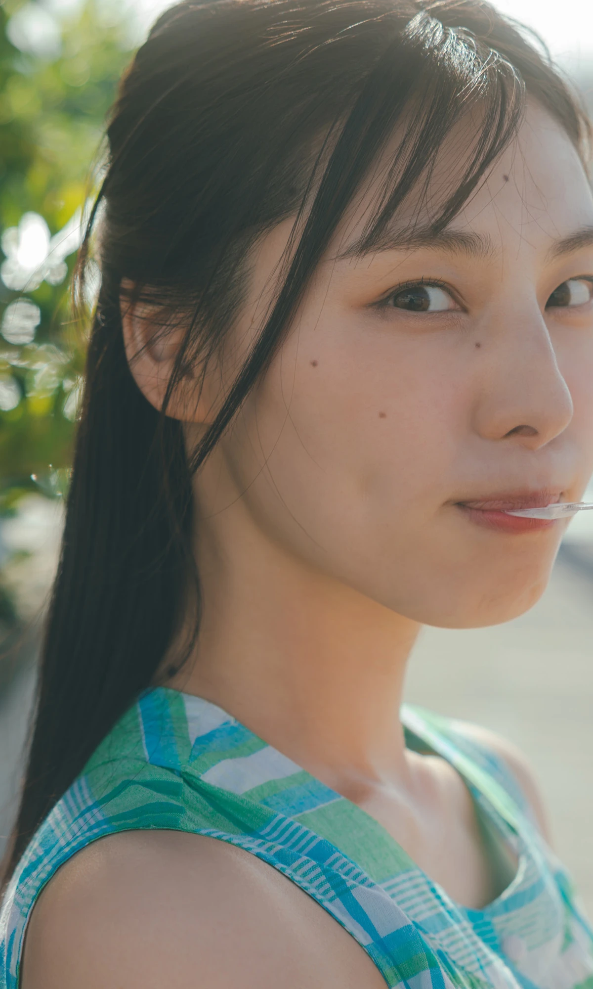Iori Sagara 相楽伊織, 写真集 「more and more」 - P9