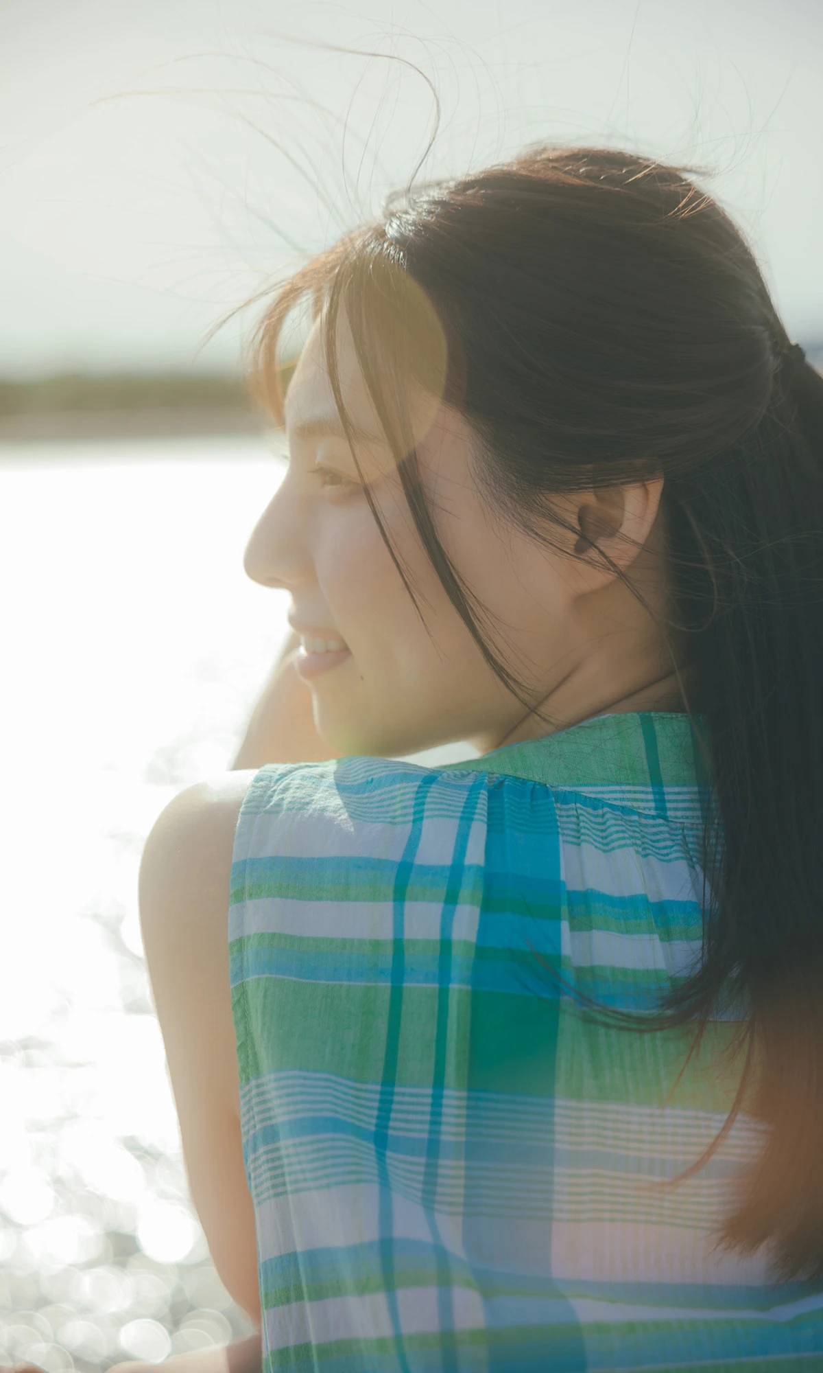 Iori Sagara 相楽伊織, 写真集 「more and more」 - P13