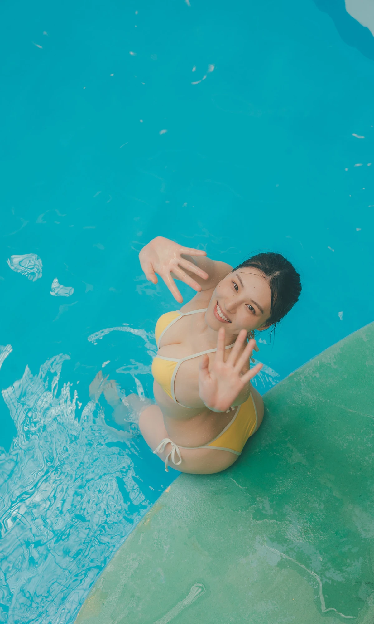 Iori Sagara 相楽伊織, 写真集 「more and more」 - P39