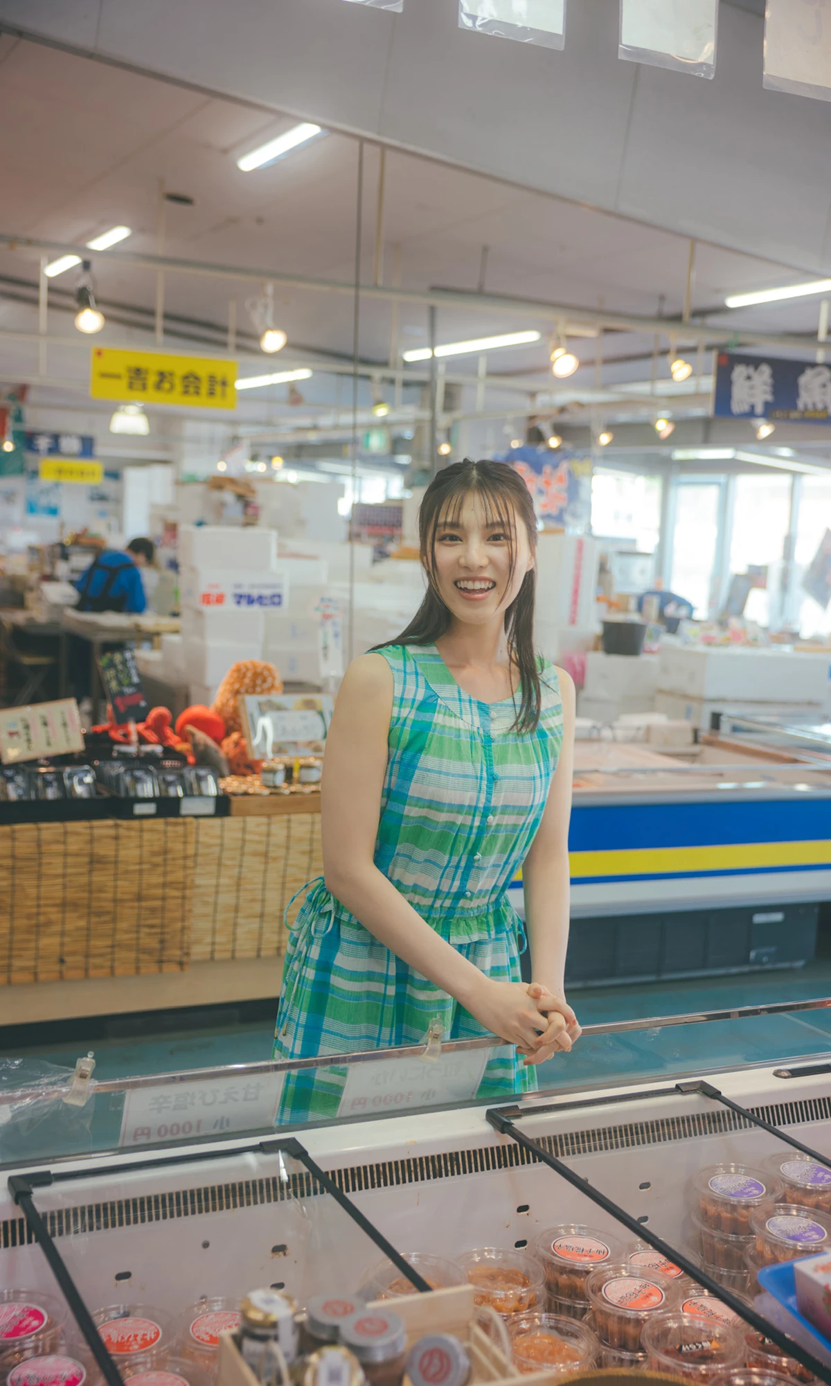 Iori Sagara 相楽伊織, 写真集 「more and more」 - P6